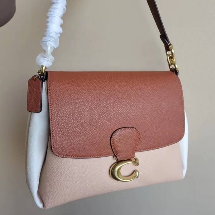 COACH Coated Canvas Signature May Shoulder Bag พร้อมส่งที่ไทย คัดงานคุณภาพ จัดเต็มมาให้ต่อนรับปีใหม่นี้ค่าา ✔️กระเป๋าหิ้ว//คล้องไหล่//สะพายข้างได้ ใบใหญ่ สุดคุ้ม! ✔️หนังแท้ชั้นดีที่สุด หนังหนานิ่ม รู้สึกได้ตอนสัมผัสค่ะ สวยมากๆ ✔️ด้านห