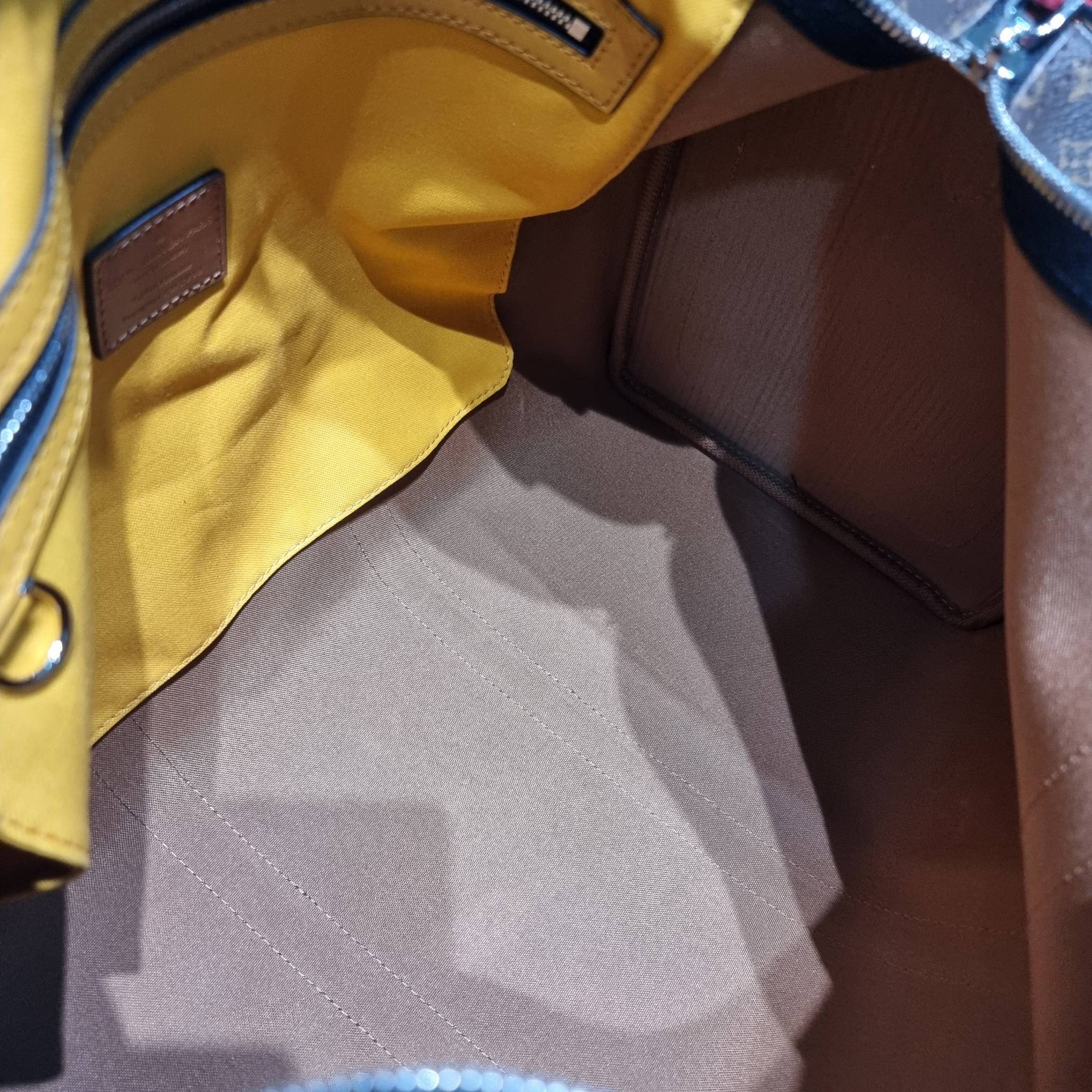 LV KEEPALL BANDOULIERE กระเป๋าเดินทางสุดชิค ที่ทำให้การเดินทางไม่ธรรมดาอีกต่อไป ด้วยลูกเล่น patch แท็กห้อย และใบลูก ที่จัดมาให้ได้เก๋ๆ ไม่ซ้ำใคร วัสดุหนังแคนวาสคุณภาพดี ดีไซน์ลวดลายโมโนแกรมเอกลักษณ์ ซิปมีตัวล็อคไว้ให้แน่นหนา มีสายสะพายครอสให้ ภายในโล่งกว้