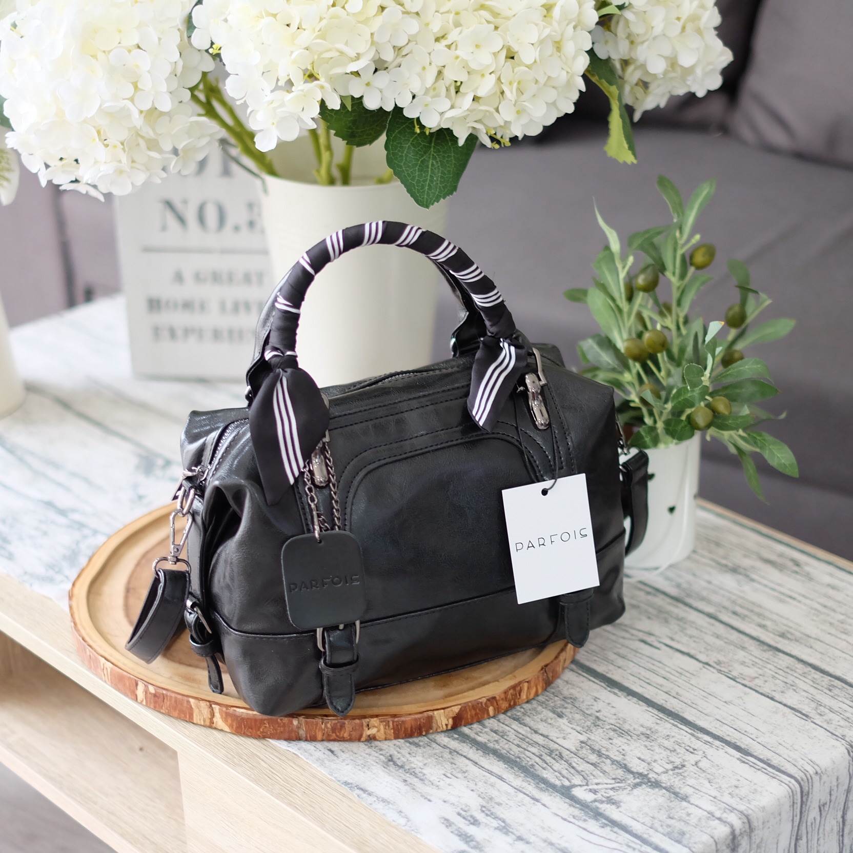 ทรงสวยมาก ห้ามพลาดเลยค๊า รุ่นใหม่จาก แบรนด์ PARFOIS หนังสวย ขนาดกะลังดี ด้านข้างเก็บทรงทำให้กระเป๋าดีไซด์ ไม่ซ้ำใคร แถมภายในมีช่องเก็บของหลายช่องแยกเก็บได้หลายช่อง แนะนำเลยคะใบนี้ ดีงามแน่นอน ขนาด 21x 22x 12 cm. สายยาว 60 ปรับได้ free size คะ