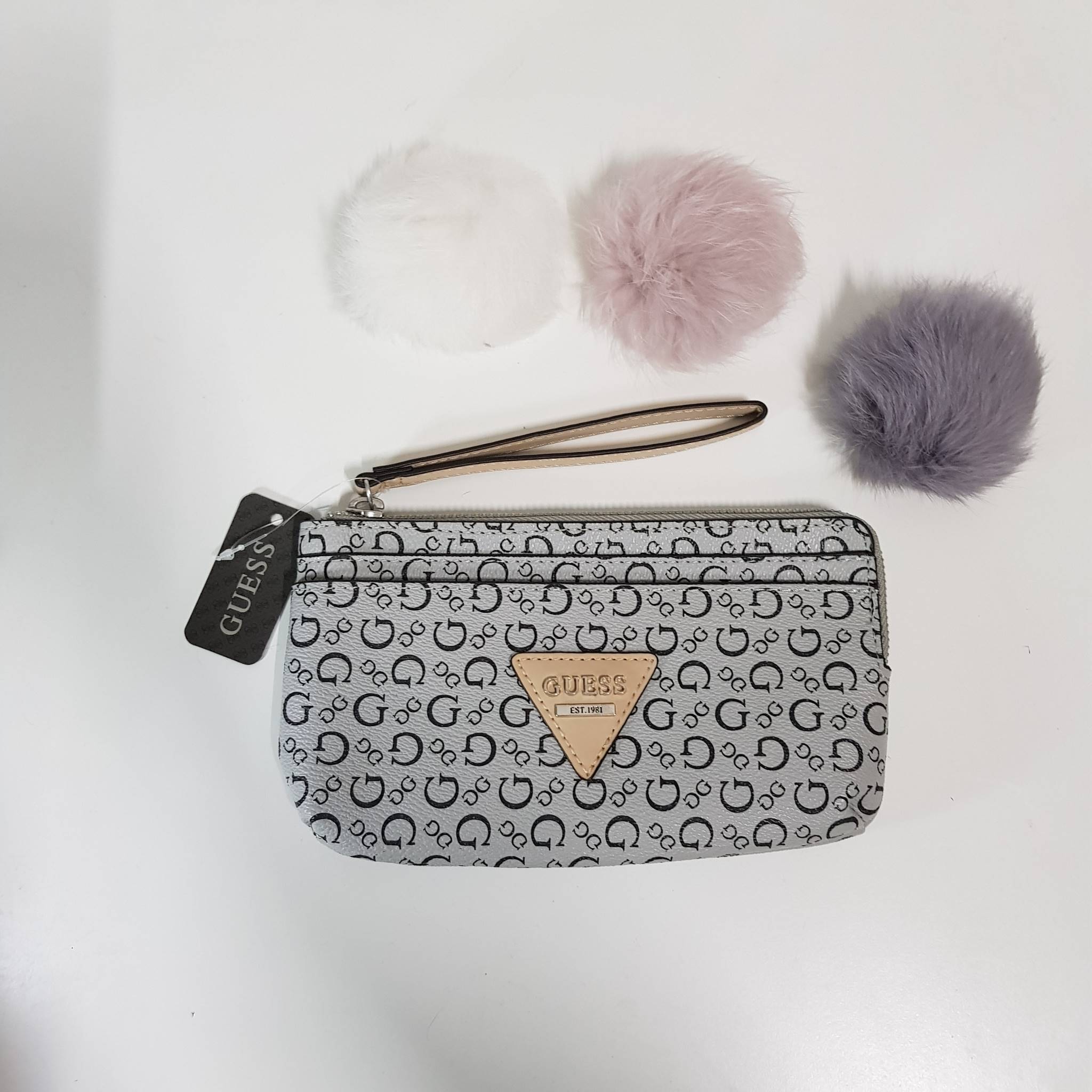 New arrival!! GUESS LEARHER CLUTCH BAG กระเป๋าคล้องมือสีสวย ด้านหน้ามีโลโก้แบรนด์สีเงินสวย ช่องด้านหน้าสามารถใส่มือถือ iphone7+ ได้สบายเลยค่ะ เปิดปิดด้วยซิปพร้อมสายคล้องมือ ด้านในมีช่องใส่บัตรได้ 3 ช่องและสามารถใส่ธนบัตรตามยาวได้ คือรุ่นนี้เรียกว่าสวยคุ้ม