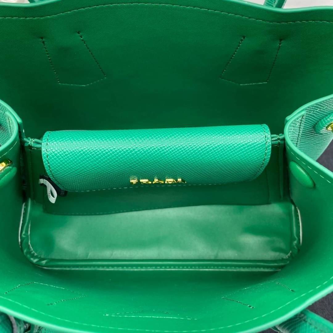 25cm Prada Small Saffiano Leather Double Bag / Prada Double Bag กระเป๋าสะพายพราด้า อีกหนึ่งรุ่นฮิต ให้พื้นที่จุของกว้างขวาง เป็น Tote Bag ใช้งานง่าย ได้ทุกที่ ทุกโอกาส ด้วยขนาดของกระเป๋าที่สามารถจุของได้หลากหลาย เป็นอีกรุ่นที่เหมาะสมสำหรับการเป็น Everyday