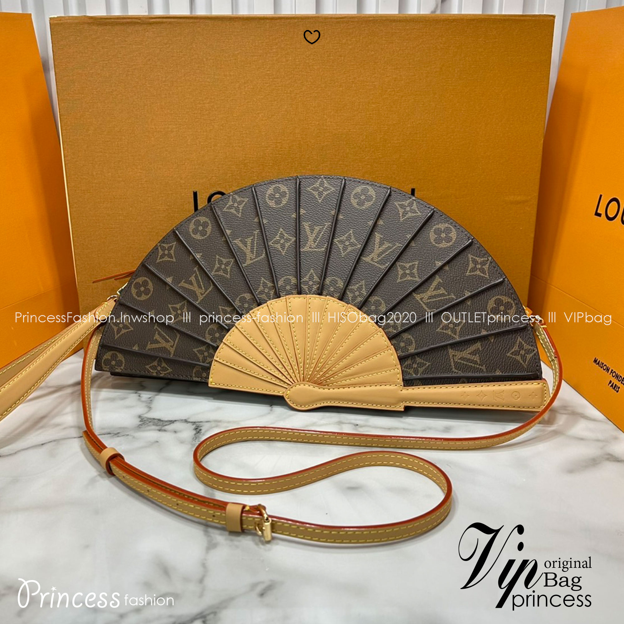 TOP ORI หนังแท้ | LV Fan Bag กระเป๋าสะพายดีไซส์รูปพัด เปิดตัวกระเป๋ารุ่น Fan ดีไซน์โดดเด่นบนรันเวย์แฟชั่นโชว์คอลเลกชันประจำฤดูกาล Spring-Summer 2025