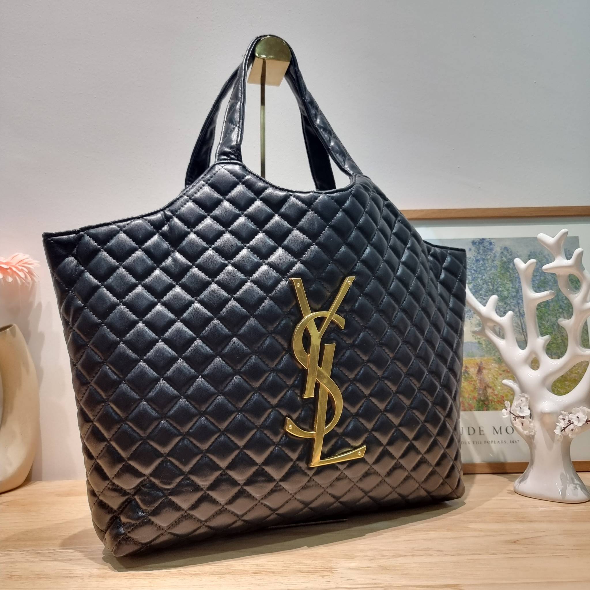 YSL tote bag / YSL ICARE MAXI SHOPPING BAG พร้อมส่ง 3 สี กระเป๋าใบใหญ่ทรงโท้ท ที่เอาอยู่ทุกลุค จุของได้แบบไม่ต้องกังวล พิเศษแถมใบลูกให้อีกใบ คุ้มค่ามากๆบอกเลย