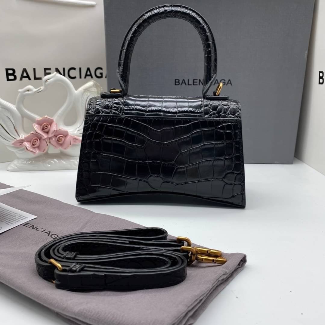 หนังแท้ BALENCIAGA HOURGLASS TOP HANDLE XS Shiny crocodile embossed calfskin การสร้างสรรค์ที่มีเอกลักษณ์เฉพาะตัว หรูหรา โทนสีโดดเด่น วัสดุหนังแท้ลายจระเข้ ภายในโล่งกว้างหนังแนปป้าอย่างดี เกรดออริจินอล ตอบโจทย์ได้ทุกลุค ทุกไลฟ์สไตล์ ภาพสินค้าถ่ายจากงานขายจ