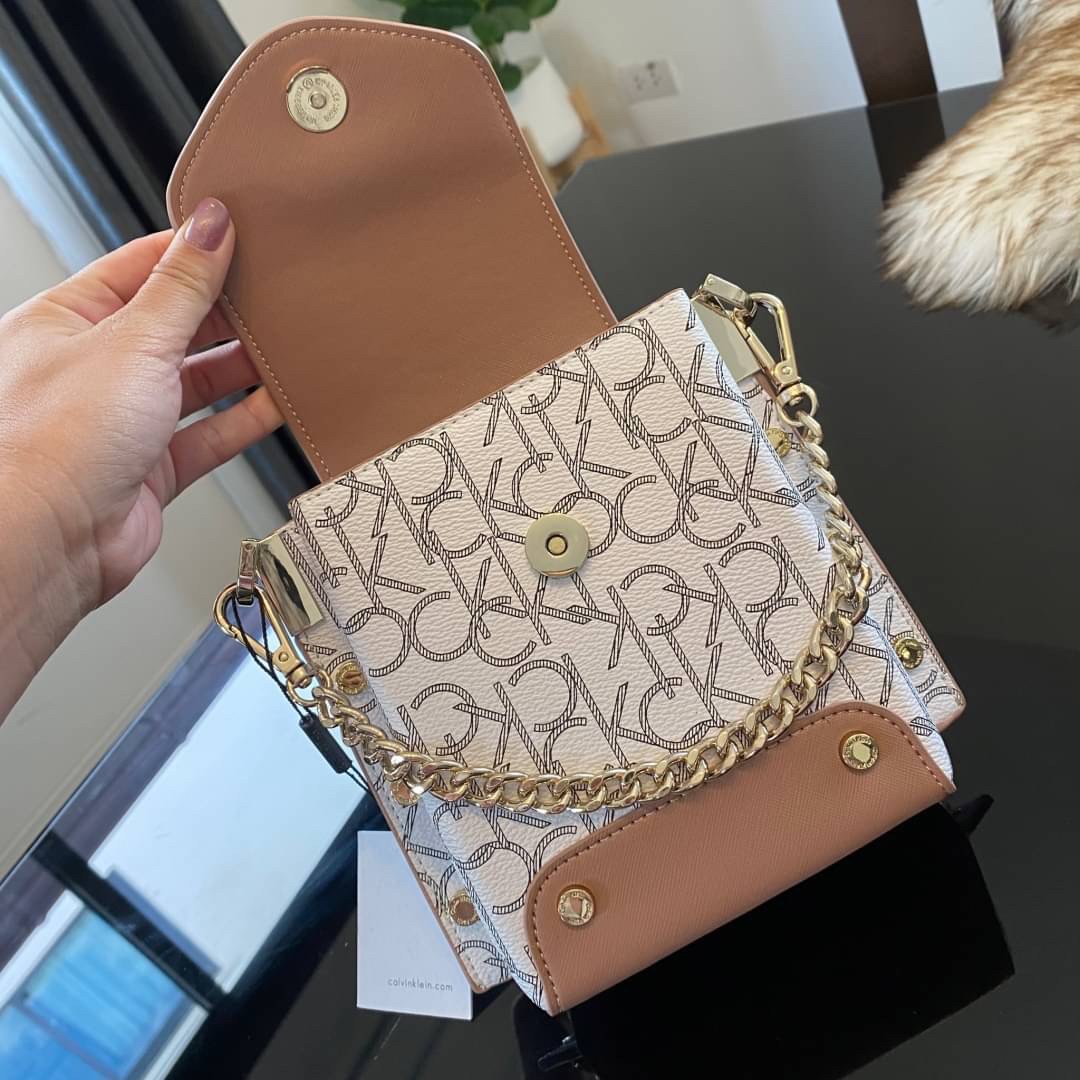 CALVIN KLEIN JEANS crossbody bag กระเป๋าถือหรือสะพาย ลายซิกเนเจอร์แบรนด์ทั้งใบ เปิด-ปิดกระเป๋าด้วยกระดุมแม่เหล็ก ด้านในแบ่งเป็น 2 ช่องหลัก และมีช่องเล็กใส่ของจุกจิก ซับในลายแบรนด์อย่างดี มาพร้อมสายสะพายยาวปรับระดับได้ฟรีไซต์ สามารถใช้ได้หลากหลายโอกาสค่ะ