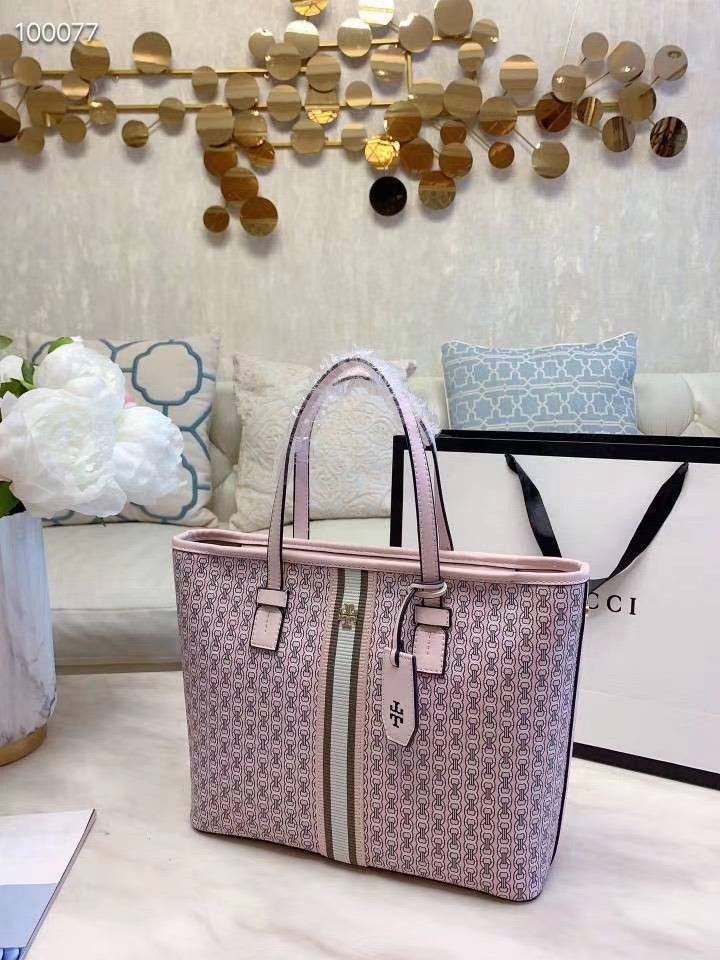 TORY BURCH TOTE BAG กระเป๋าสะพายไหล่ทรงชอปปิ้ง รุ่นขายดีอันดับ1 ของแบรนด์นี้นะคะ ทรงคลาสสิค ฮิตตลอดกาล ทรงสวยขนาดกำลังดี ตัวกระเป๋า วัสดุหนัง Pu ด้านหน้าติดโลโก้แบรนด์ /ประดับด้วยพวงกุญแจหนัง ตัดแถบแนวเส้นตรงวัสดุผ้าแคนวาส เปิดปิดด้วยซิปรูด ภายในช่องหลัก 