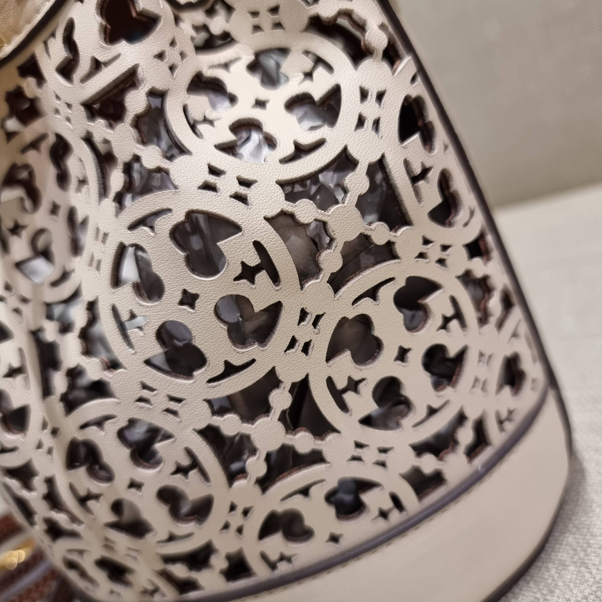 TORY BURCH T MONOGRAM LASER-CUT MINI BUCKET BAG ใจบางที่สุดกับคอลเลคชั่นนี้ กับกระเป๋าสะพายทรงบัคเก็ต ไซส์มินิ รุ่นชูโรงสุดฮิต ที่เพิ่มดีเทลความแพงด้วยการฉลุลวดลายโมโนแกรมรอบใบ ถักทอเป็นเส้นลายสานที่สวยงามมาก งานฝีมือจริงๆ วัสดุหนัง cowhide รูดเปิด-ปิดด้ว