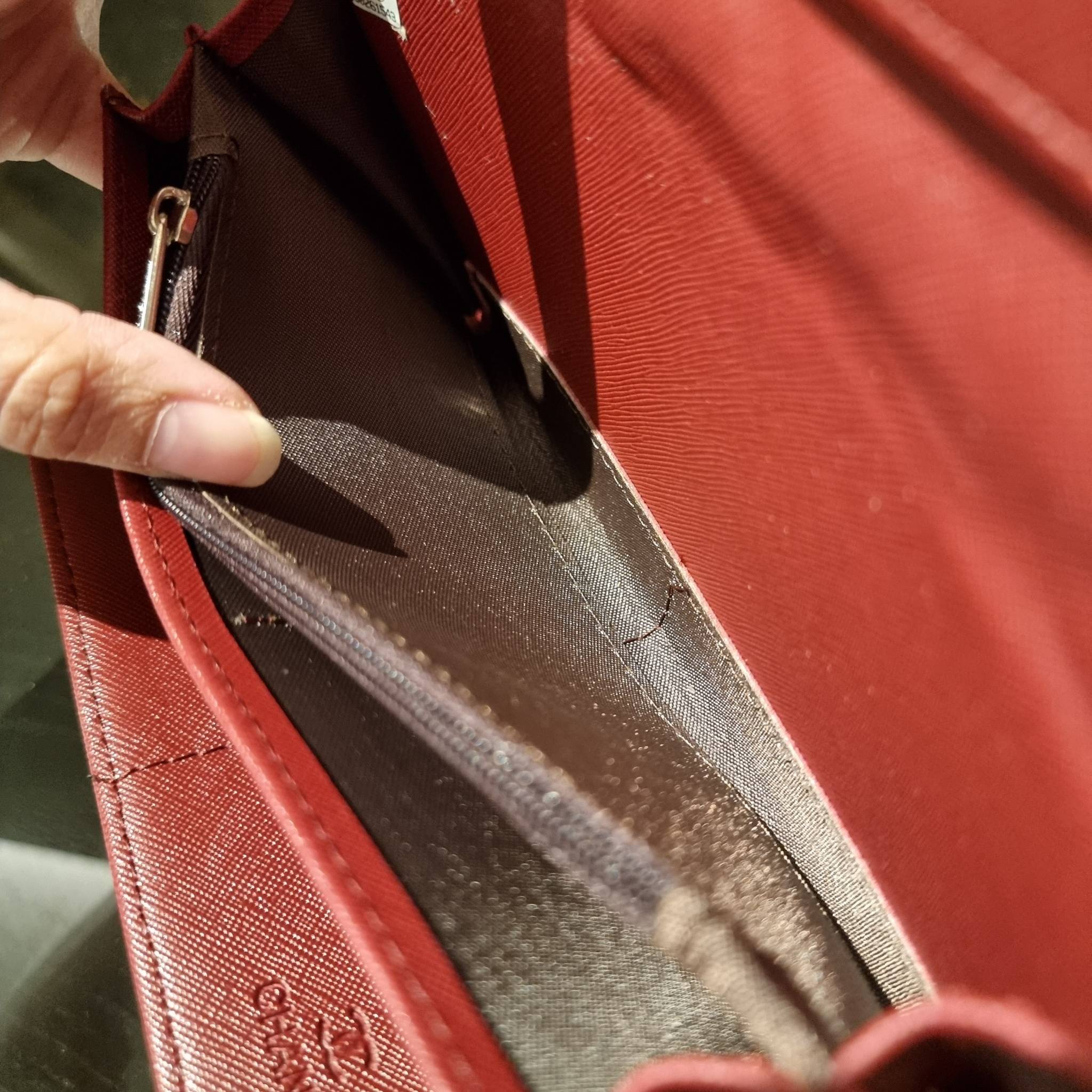 VIP 】กระเป๋าสตางค์ใบยาวรุ่นฝาพับที่ถามหากันมากที่สุด!! สวยรับทรัพย์จาก Chanel วัสดุหนังลายคาร์เวีย ลุคผู้ดีที่สุด เปิด-ปิดด้วยกระดุมแม่เหล็ก ภายในกระเป๋ามีช่องใส่บัตรได้เยอะ ใส่ธนบัตร ใส่เหรียญได้ มีช่องซิปแยกอีกหนึ่งช่อง ดีไซน์เรียบหรูดูคลาสสิค!! สาวๆห้า