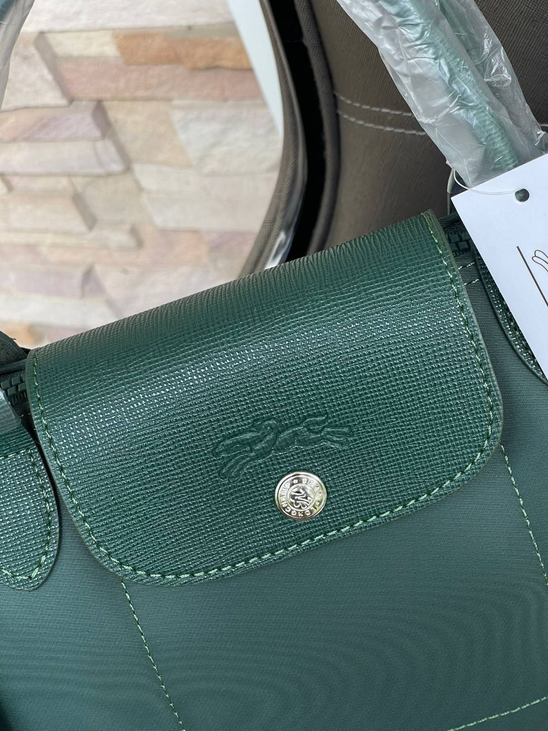 Longchamp Le Pliage Neo Size S มาพบกับกระเป๋ารุ่นยอดนิยม ที่สาวๆ ต้องมีไว้เก็บไว้สักใบ กระเป๋าโท้ทใบนี้ มาพร้อมกับสีที่มีสไตล์เรียบง่าย มีสายสะพายยาวช่วยให้คุณสามารถสะพายไหล่ได้อย่างสบาย ในขณะที่ที่ปิดแบบซิปช่วยให้คุณมั่นใจได้ว่าของด้านในมีความปลอดภัย Le 