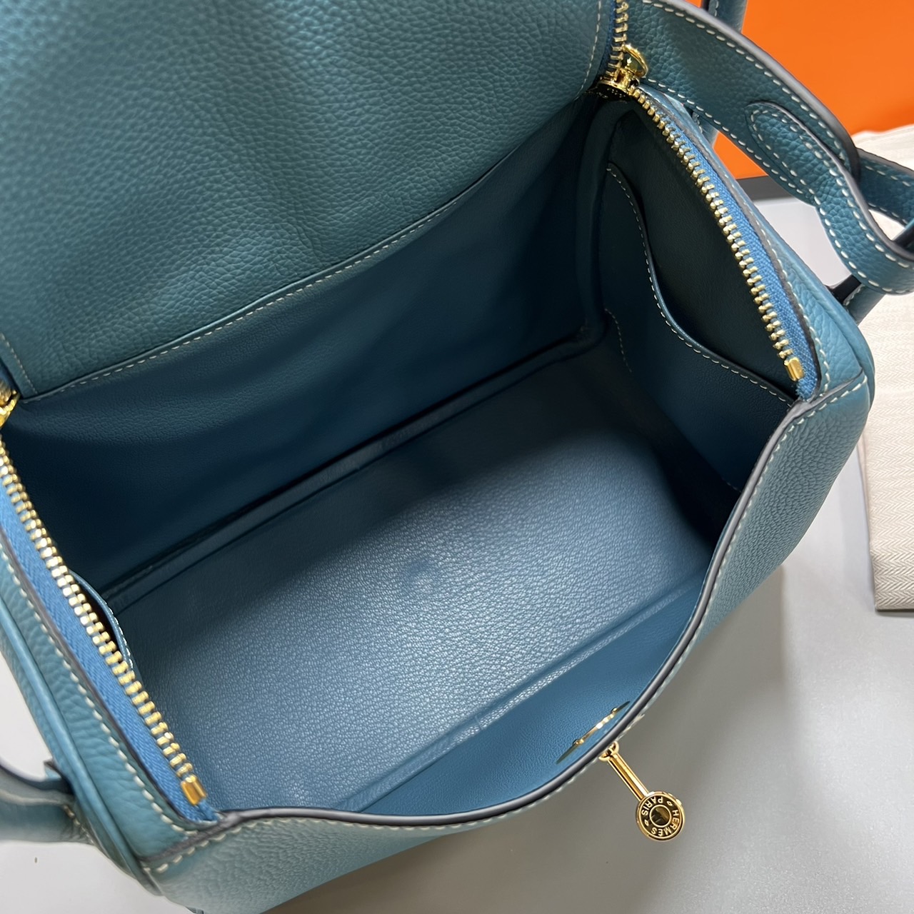 พร้อมส่ง 15 สี HERMES Lindy 26 bag กระเป๋าทรงโท้ทหนังสวยอย่างดี เอกลักษณ์ของความเรียบหรูไฮคลาสอย่างสมบูรณ์แบบ เกรดออริ สลับแท้ งานสวยตามรูป ใช้งานต่างประเทศได้