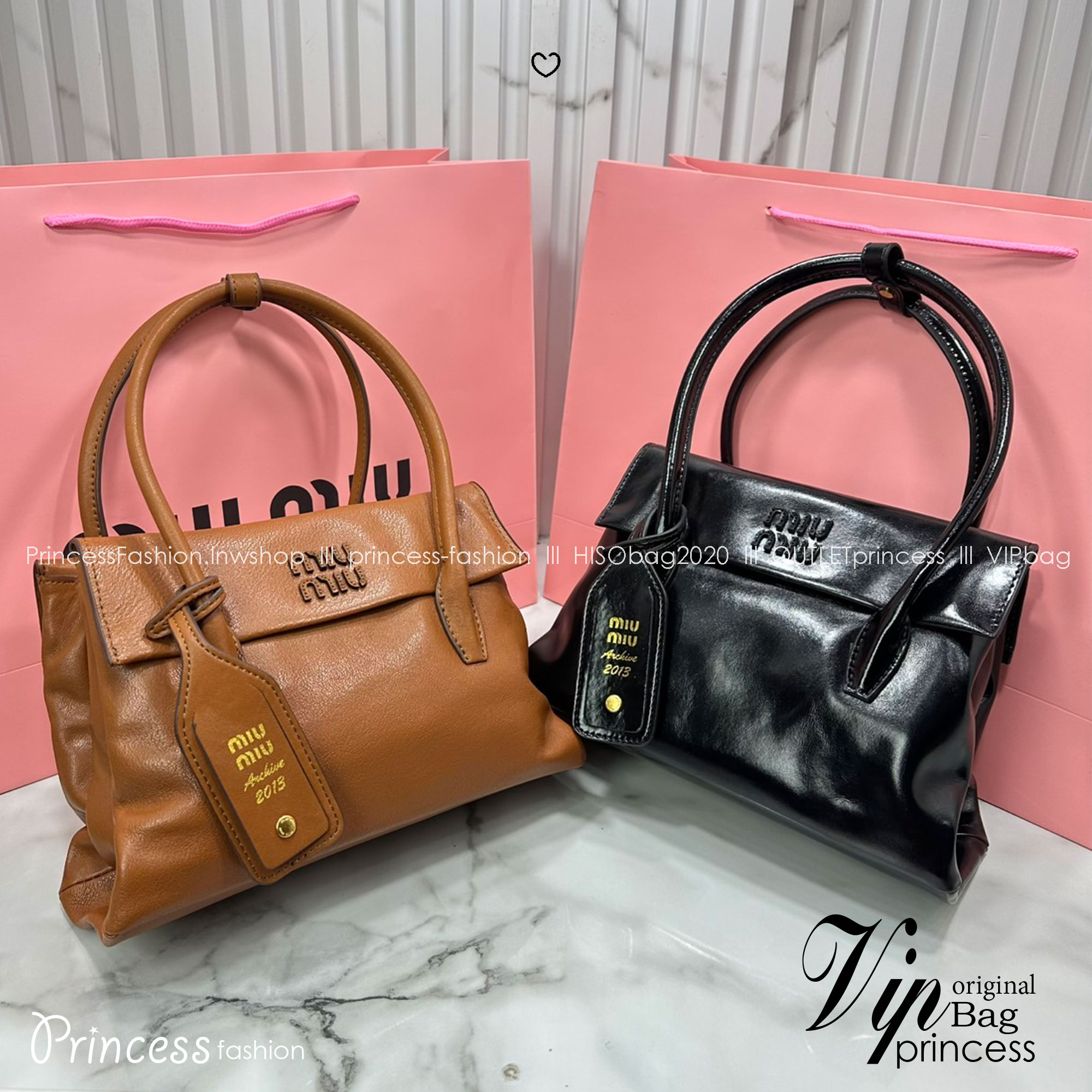 ORI หนังแท้ | Miu Miu Solitaire leather bag กระเป๋าสะพายทรงโท้ทโฮโบ เรียบง่าย เรียบหรูดูลัคชูสุดๆ สวยก่อนใครกับคอลใหม่ล่าสุดตัวแม่ตัวมัมไม่ควรพลาด จะของได้เยอะ ขนาดสะพายกำลังสวย สะพายไปทำงาน ไปเรียน ไปเที่ยวได้หมด ครบจบในใบเดียว