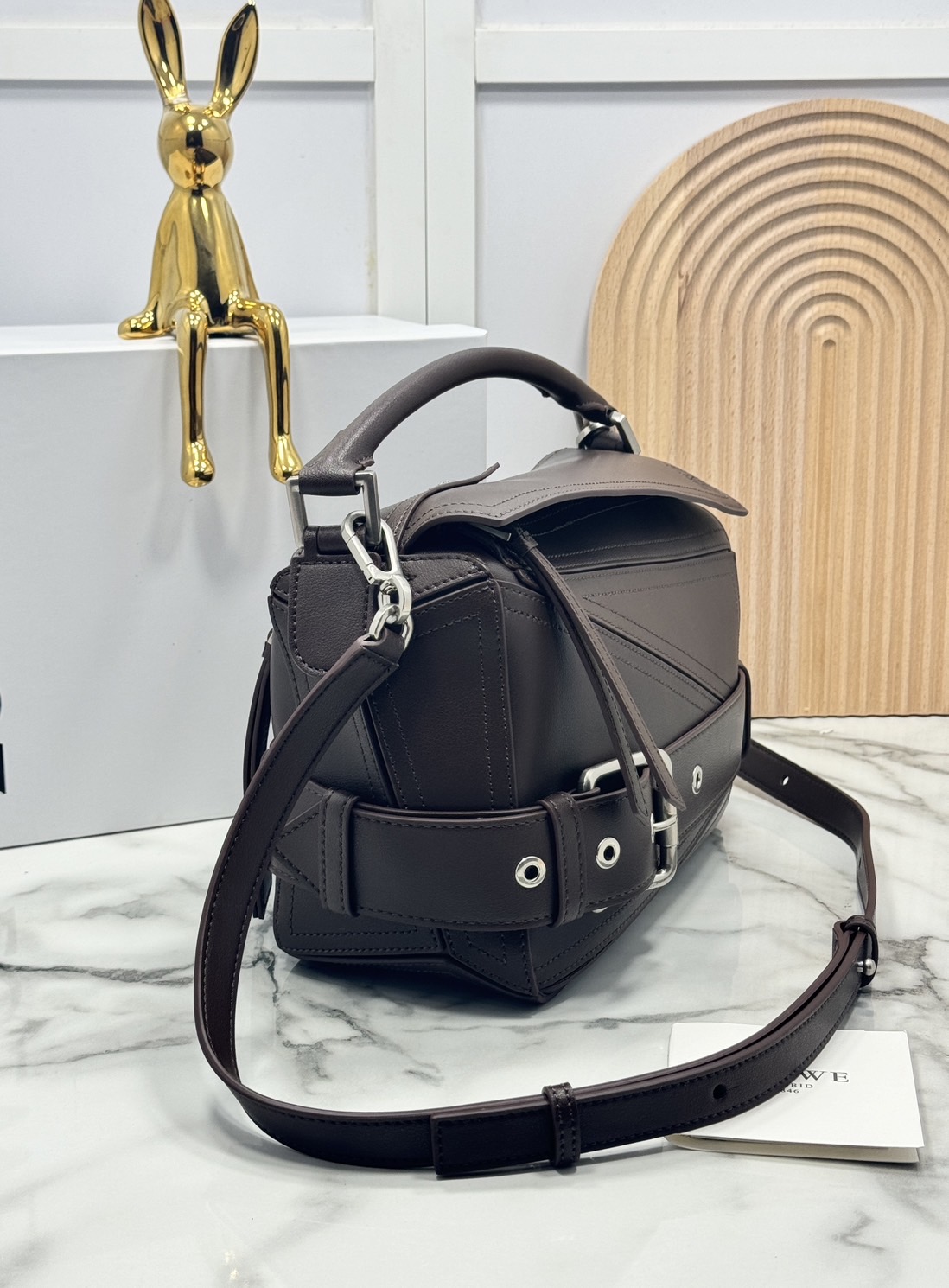 ORI หนังแท้ | Loewe Small Puzzle Biker bag in shiny Leather 24cm กระเป๋าสะพายทรงกล่องพัซเซิล รุ่นใหม่ล่าสุด คล้ายเข็มขัดด้านหน้าสวยเท่โดดเด่นสไตส์ไบเกอร์ ด้วยเส้นสายเรขาคณิตอันโดดเด่นและรูปทรงลูกบาศก์