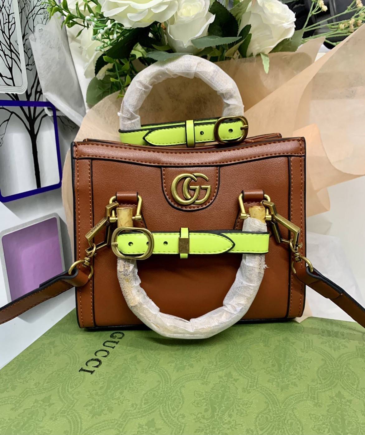 กระเป๋า GUCCI สไตล์งานหูไม้ไผ่ Size mimi รุ่น Gucci Diana Bag กระเป๋าสุดคลาสสิกดีไซน์มาใหม่พร้อมเข็ดขัดหนังสีสะท้อนแสงประดับตรงหูกระเป๋า กระเป๋าทรง tote วัสดุหนังแท้ (calfskin) อะไหล่ทอง ขนาดกำลังดี งานสวยตั้งอยู่ทรง มีสายสะพายยาว 1เส้น สามารถปรับระดับได้