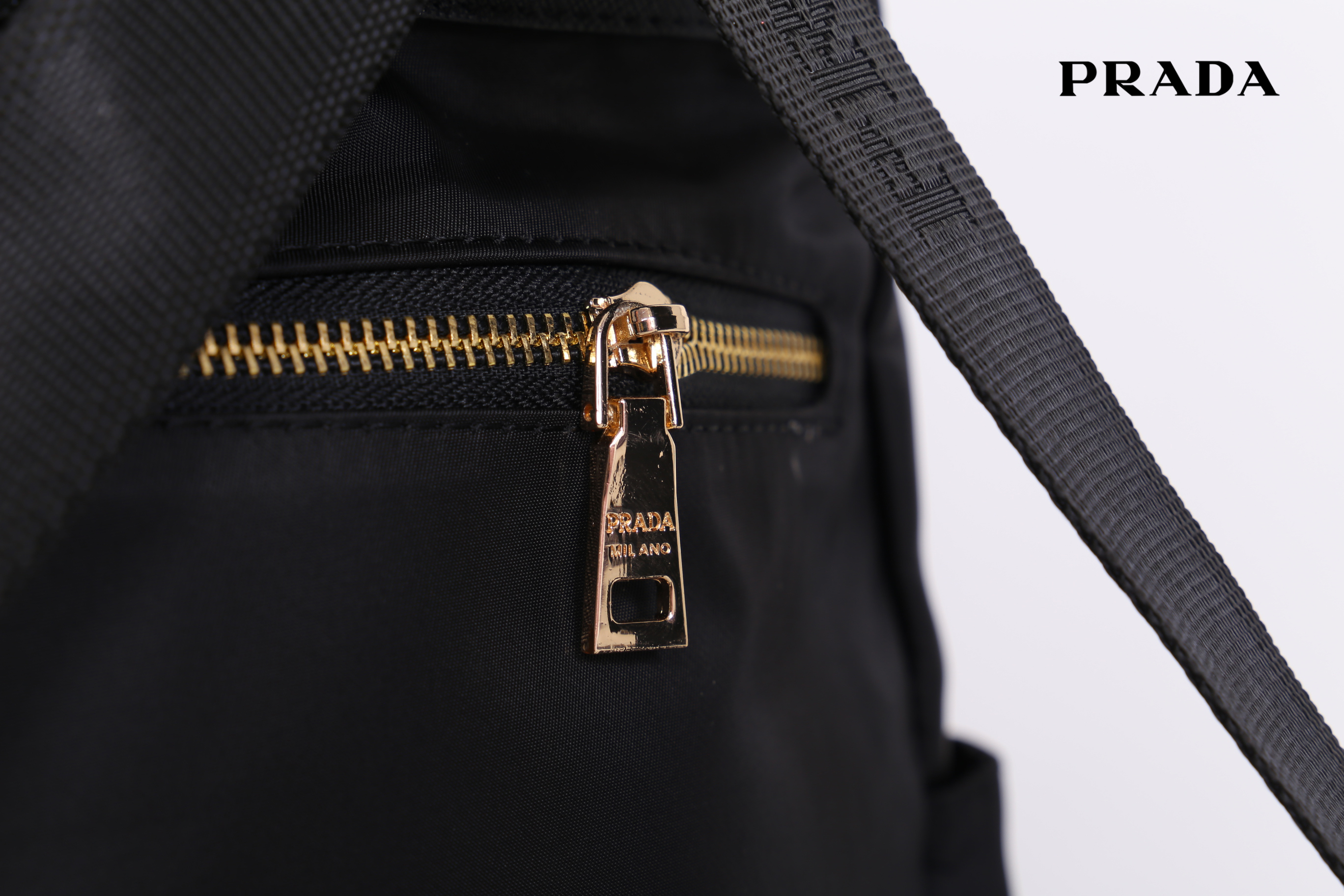 Prada Nylon Backpack สินค้า Premium gift วัสดุผ้า Nylon คุณภาพดี วัสดุอะไหล่ทองสวยหรู น่าใช้ ดีไซน์คลาสสิค ด้านหน้ามี 1 ช่อง มีตัวล๊อก ตัวช่องสามารถใส่ Ipad ได้ ด้านข้างมีช่องใส่ของจุกจิกได้ทั้งสองฝั่ง รุ่นนี้เปิดปิดแบบซิป ด้านในโล่งกว้าง จุของได้เยอะเลยค