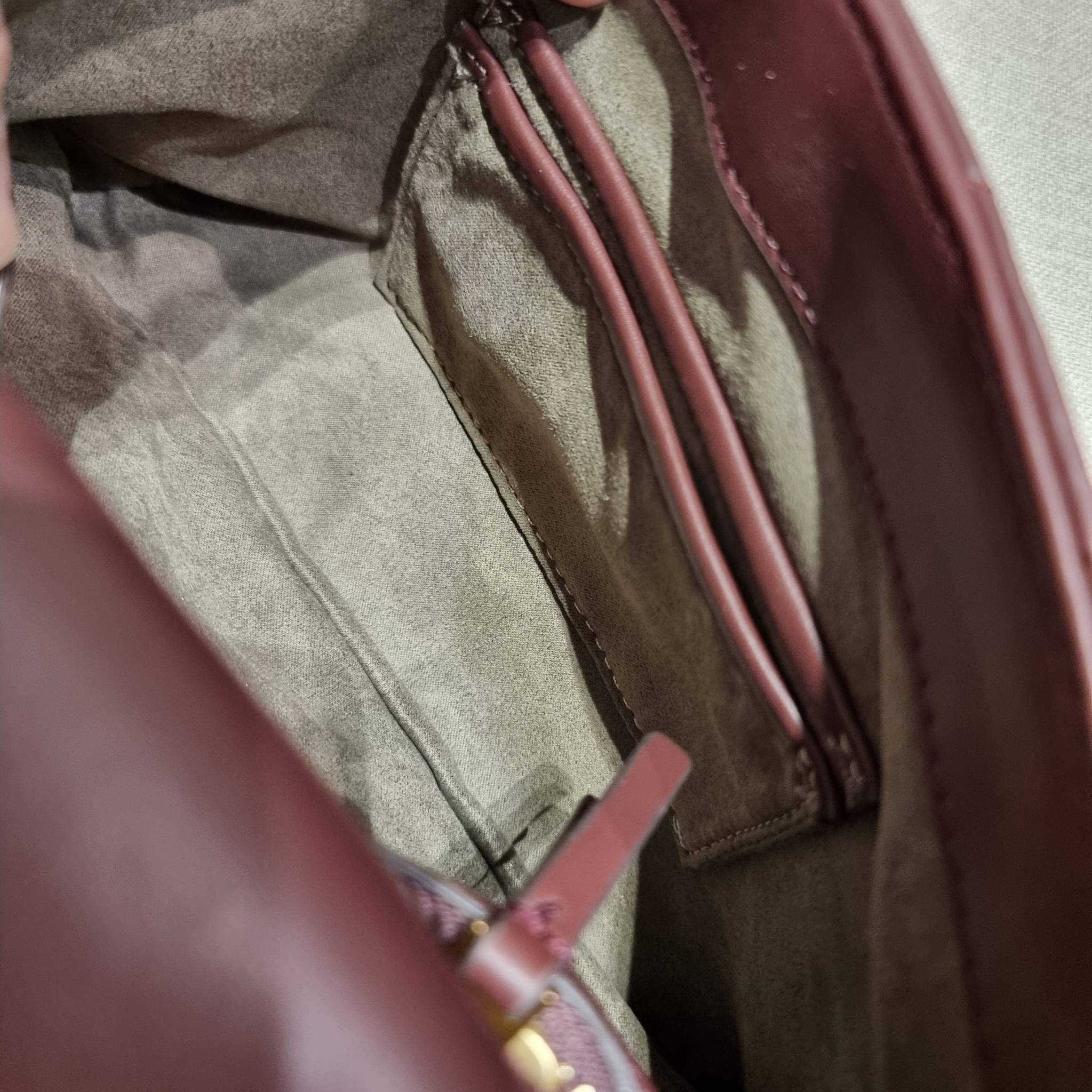 TORY BURCH KIRA QUILTED SMALL SATCHEL มาแล้วด่วนๆ!! กับคอลที่ปังไม่ไหว พร้อมเสิร์ฟสีคลาสสิค กระเป๋าถือ/สะพาย ทรงสวย สะพายคล่องตัว หนังแท้ ดีไซน์บุนวม เส้นคมสวยหรู วัสดุหนังแกะ สัมผัสดีงาม นิ่มมือ เปิด-ปิดด้วยอะไหล่บิดล็อค ภายในเป็นช่องโล่ง มีช่องซิป ใส่ขอ