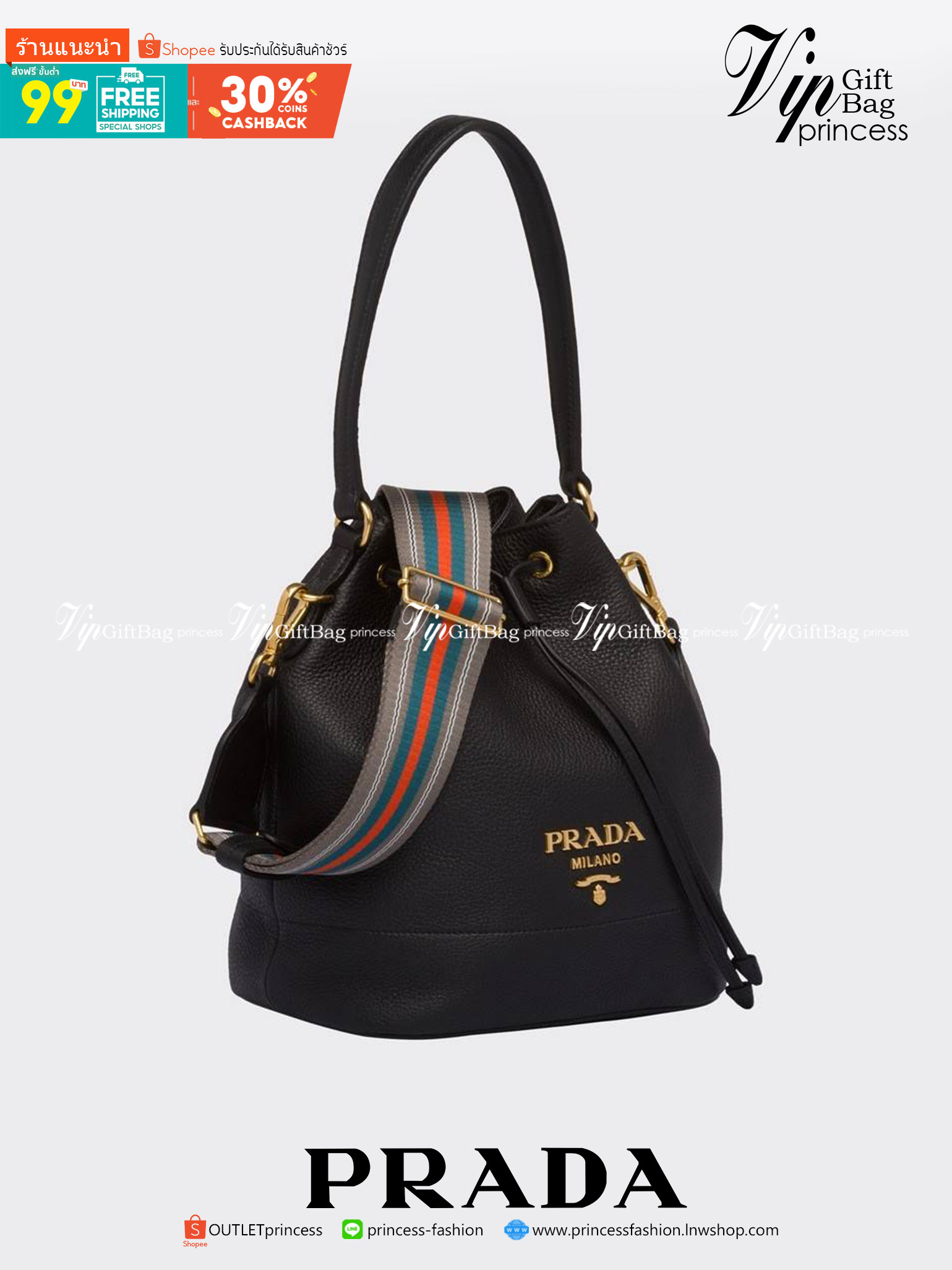 Prada leather bucket bag กระเป๋าสะพายทรงขนมจีบ ดีไซน์เรียบ แต่หรู น่าใช้มากๆ หนังสวยมาก วัสดุหนัง pepble สัมผัสนิ่มมือ ตกแต่งโลโก้สีทองตัดหนังดำ คือเลิศ!! ปากกระเป๋ารูดเปิดปิดได้ สะดวกใช้งาน ภายในโล่งกว้าง จุของได้เยอะ ไม่ธรรมดาเลย พิเศษ!! นอกจากสายคล้องใ