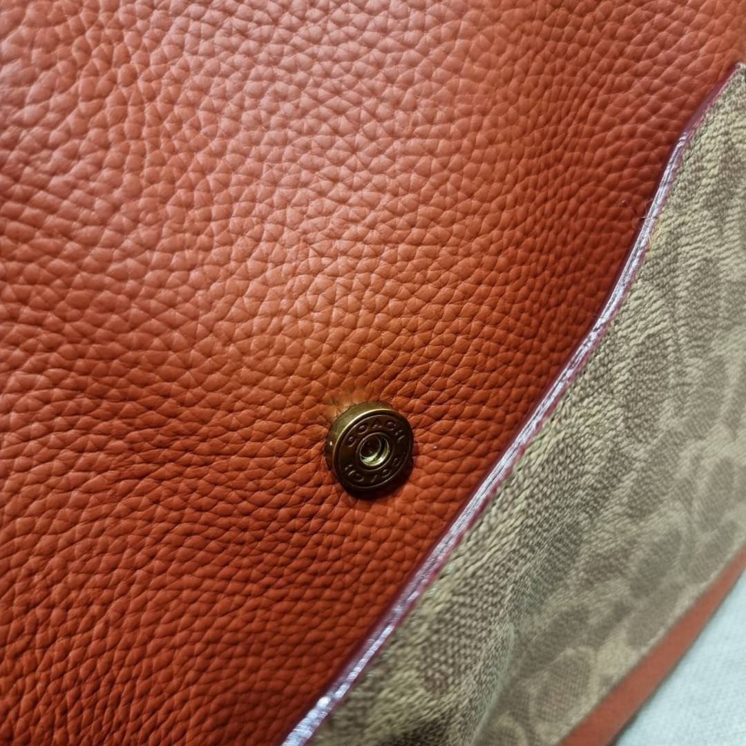 COACH Coated Canvas Signature May Shoulder Bag พร้อมส่งที่ไทย คัดงานคุณภาพ จัดเต็มมาให้ต่อนรับปีใหม่นี้ค่าา ✔️กระเป๋าหิ้ว//คล้องไหล่//สะพายข้างได้ ใบใหญ่ สุดคุ้ม! ✔️หนังแท้ชั้นดีที่สุด หนังหนานิ่ม รู้สึกได้ตอนสัมผัสค่ะ สวยมากๆ ✔️ด้านห