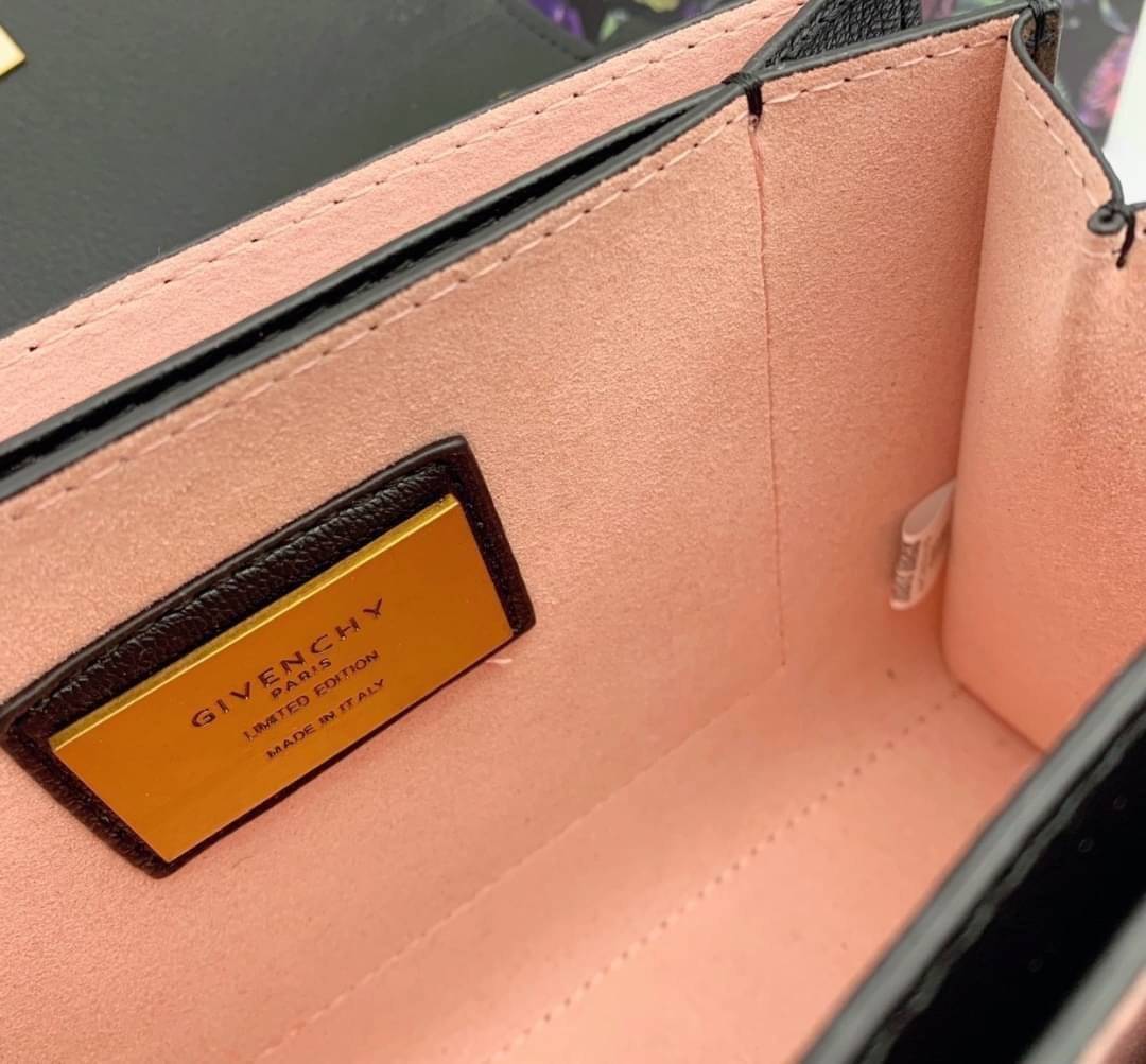 VIP 】หนังแท้ Givenchy GV3 Bag 9” สวยหรู ดูเป็นคนมีเทสดีเลยค่าา ดีไซน์คือสวยมีคลาส มีระดับสุดๆ พร้อมสายโซ่อะไหล่ทอง ละมุนตามากค่าา รุ่นนี้ขายดีมาก ได้มาน้อยด้วยนะคะ สาวๆ รีบจับจอง อย่าคิดนาน ราคานี้กับคุณภาพถือว่าคับแก้วมั๊กมากกกก ไม่ซื้อทนไหว ^^