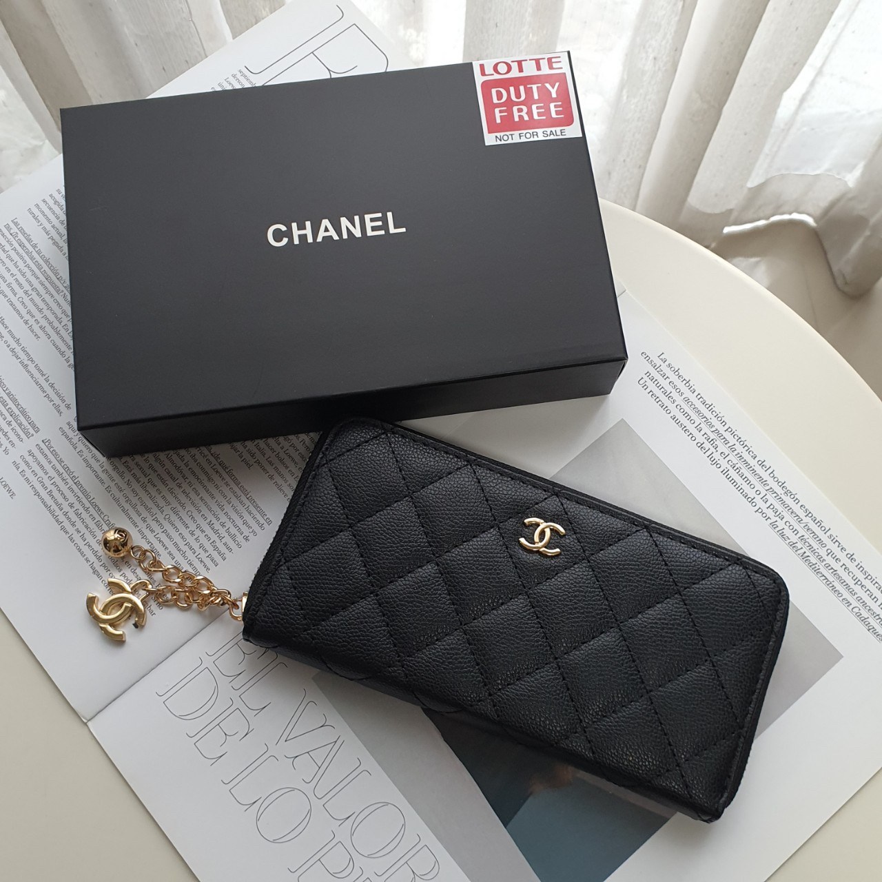 พร้อมส่งรุ่นขายดี! Don't Miss! Chanel Beaute Wallet Complimentary VIP Gift With Purchase (GWP) กระเป๋าสตางค์พรีเมี่ยมกิ๊ฟ จาก Chanel Cosmetic Counter Duty free วัสดุหนังคาเวียร์สวยหรูเปิดปิดด้วยซิปสะดวกใช้ ด้านหน้าประดับโลโก้แบรนด์อะไหล่ทอง ภายในมีช่