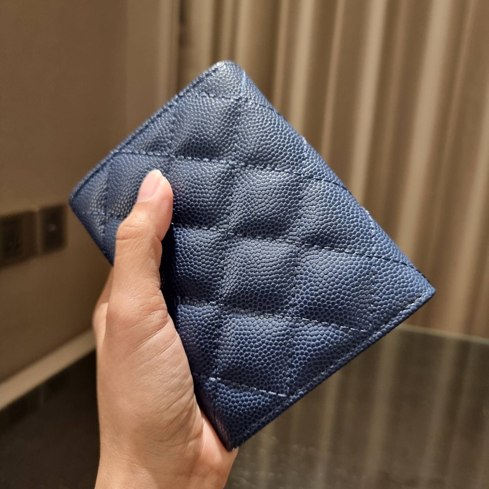 VIP 】มาแล้วจ้า!! รุ่นแนะนำ!! ฮิตติดใจสาวๆ!! กระเป๋าสตางค์ใบสั้นรุ่นฝาพับ จาก Chanel premium for gift เรียบหรู ดูไฮน์ วัสดุหนังสังเคราะห์ลายคาร์เวีย ด้านในเป็นหนังซาฟเฟียโน่ เปิด-ปิดด้วยกระดุมแม่เหล็ก ภายในกระเป๋ามีช่องใส่บัตร ใส่ธนบัตรได้ ดีไซน์เรียบหรูตา