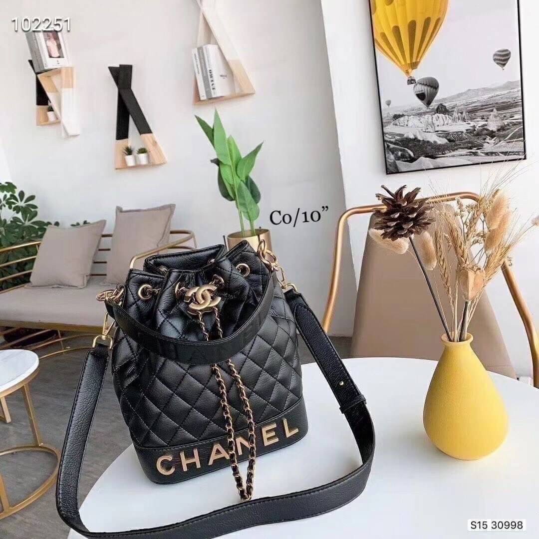 CHANEL Bucket Bag กระเป๋าสะพายทรงบัคเก็ตรุ่นลิมิเต็ด มี 2 แบบให้เลือก หนังเย็บลายตารางและลายริ้ว ตกแต่งโลโก้แบรนด์สวยหรูโดดเด่น ภายในโล่งกว้าง จุของได้เยอะ