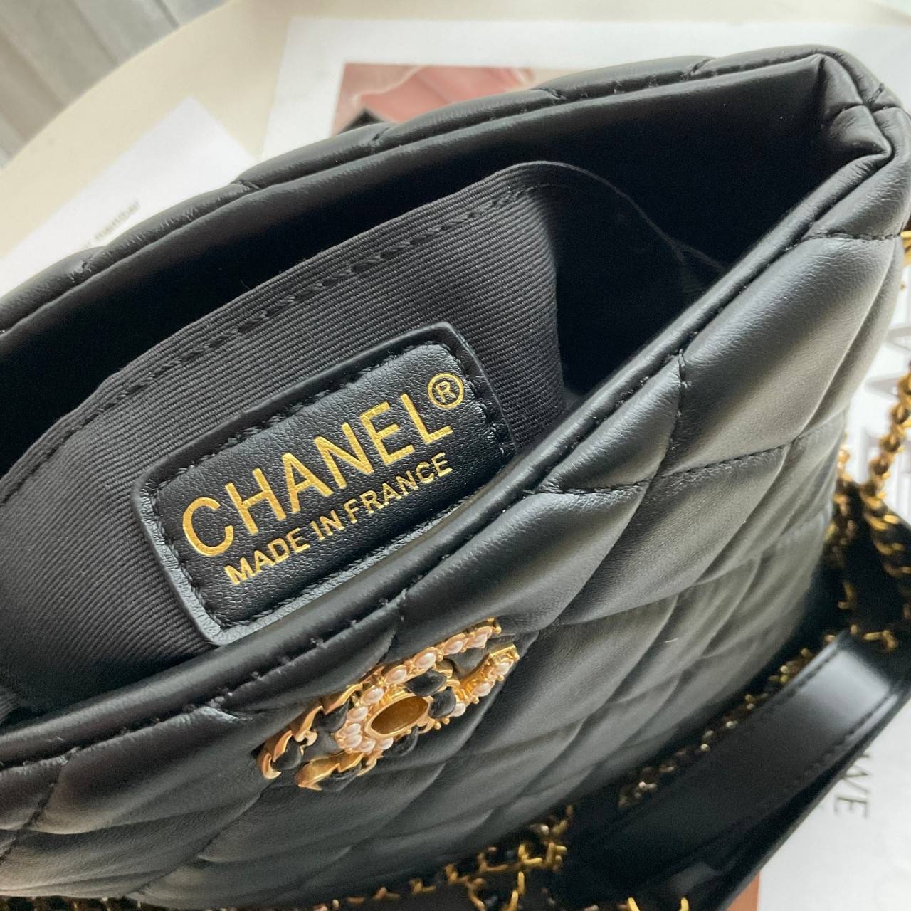CHANEL VIP GIFT CROSSBODY CHAIN BAG กระเป๋าทรงสะพายข้าง ที่กำลังมาแรงมาในตอนนี้ ตัวกระเป๋าเป็นกระเป๋าสตางค์หนังพียูพรีเมี่ยม อะไหล่ทองทั้งใบ ด้านหน้าประดับโลโก้พร้อมมุก CC สุดหรู เปิดปิดด้วยตัวหมุนล็อค ใส่กระเป๋าสตางค์ยาวได้ รุ่นนี้พกของได้เยอะในระดับนึงเ