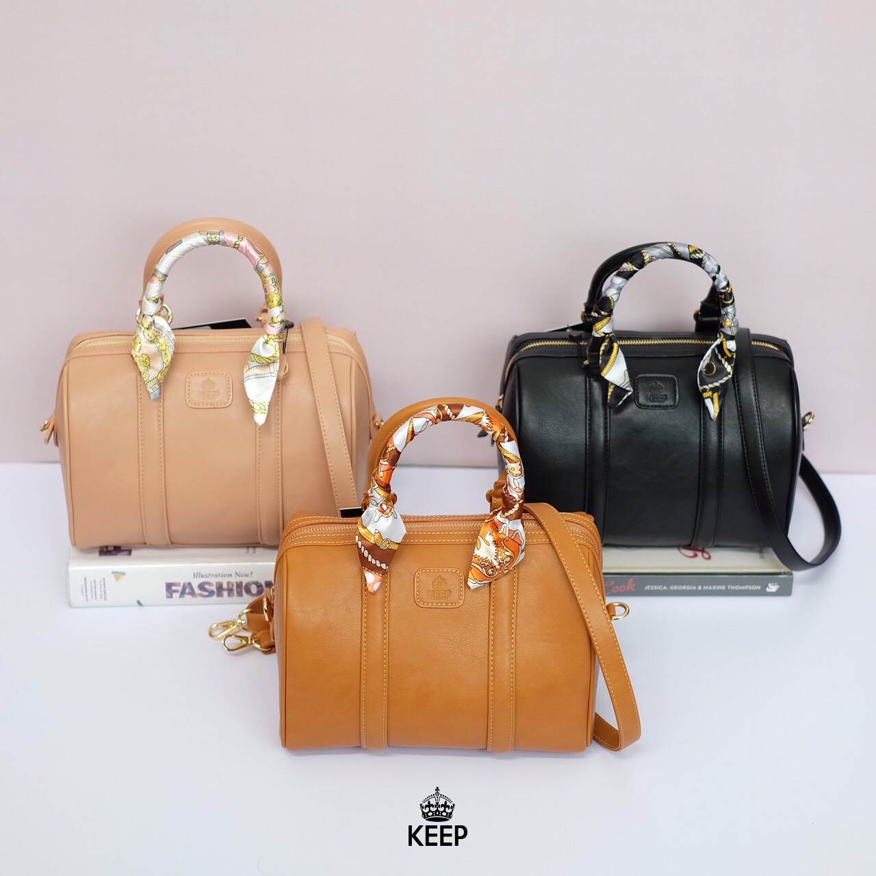 พร้อมส่ง สามสีเลยนะค่า ชอบสีไหน จัดเลยค่า หนังสวยมากรุ่นนี้ การันตี ยอดขายมากกว่า 3000 ใบแล้วค่า 😘🙏🏻 👜ดีเทลกระเป๋า 🌵สินค้าขายดี ขนาด มินิ หนังแกะสังเคราะห์ สวยมากคะ >> รุ่น KEEP sheep leather Pillow bag สวย น่