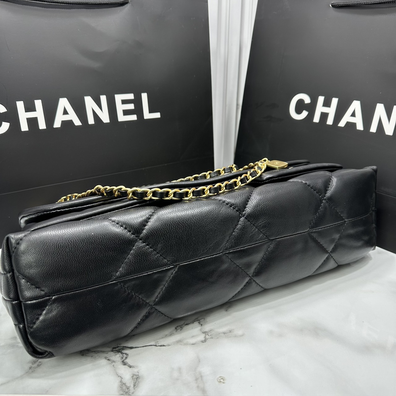 ORI หนังแท้ | Chanel Shopping Flap Bag Shiny Leather Black / Chanel Tote Bag 37cm กระเป๋าสะพายทรงโท้ทใบใหญ่ ภายในโล่งกว้างจุของได้เยอะ คอลเลคชั่นฤดูใบไม้ร่วง-ฤดูหนาว 2025/26 ถ่ายทอดเสน่ห์เย้ายวนเหนือกาลเวลา