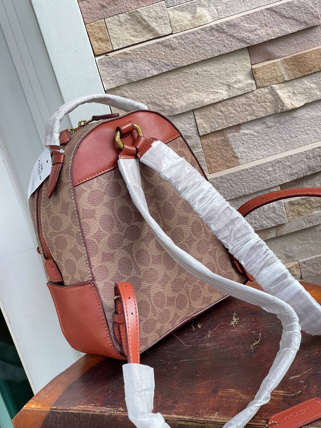 Coach Campus Backpack In Signature (Small) สาว ๆ คนไหนที่ชอบพกของเยอะและต้องการกระเป๋าที่ให้ความคล่องตัว ทะมัดทะแมง ใบนี้แนะนำเลยคะ ขนาดกำลังดี มีความหรูหราตามสไตล์ของ Coach ด้วยผ้าแคนวาสพิมพ์ลายเอกลักษณ์ของแบรนด์ มาพร้อมกับช่องซิปด้านหน้า เหมาะสำหรับจัดเ