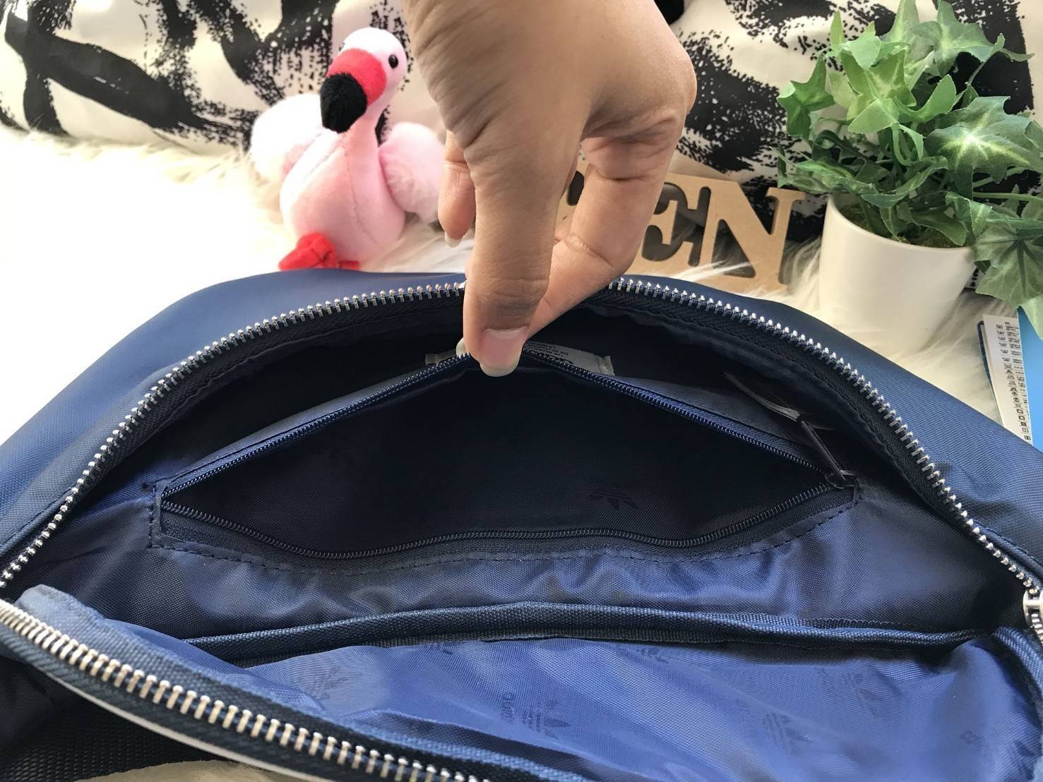 ADIDAS ORIGINALS ADICOLOR WAIST BAG ของมันต้องมี!! กระเป๋าคาดอก/คาดเอวสุดชิค ดีไซน์เรียบง่าย แต่สะพายแล้วเท่ คลาสสิคสุดๆ!! วัสดุ Nylon+Polyester กันน้ำได้ เปิด-ปิดฝากระเป๋าด้วยซิป หัวซิปปั๊มแบรนด์เป็น signature ภายในมีช่องโล่งกว้าง ใส่ของได้พอสมควร ใส่มือ