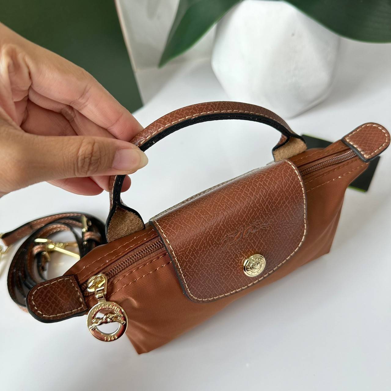 LONGCHAMP LE PLIAGE ORIGINAL Pouch with handle กระเป๋าใบเล็กขนาดกระทัดเหมาะกับใส่ของจำเป็นจุกจิก กันน้ำได้ พร้อมส่ง