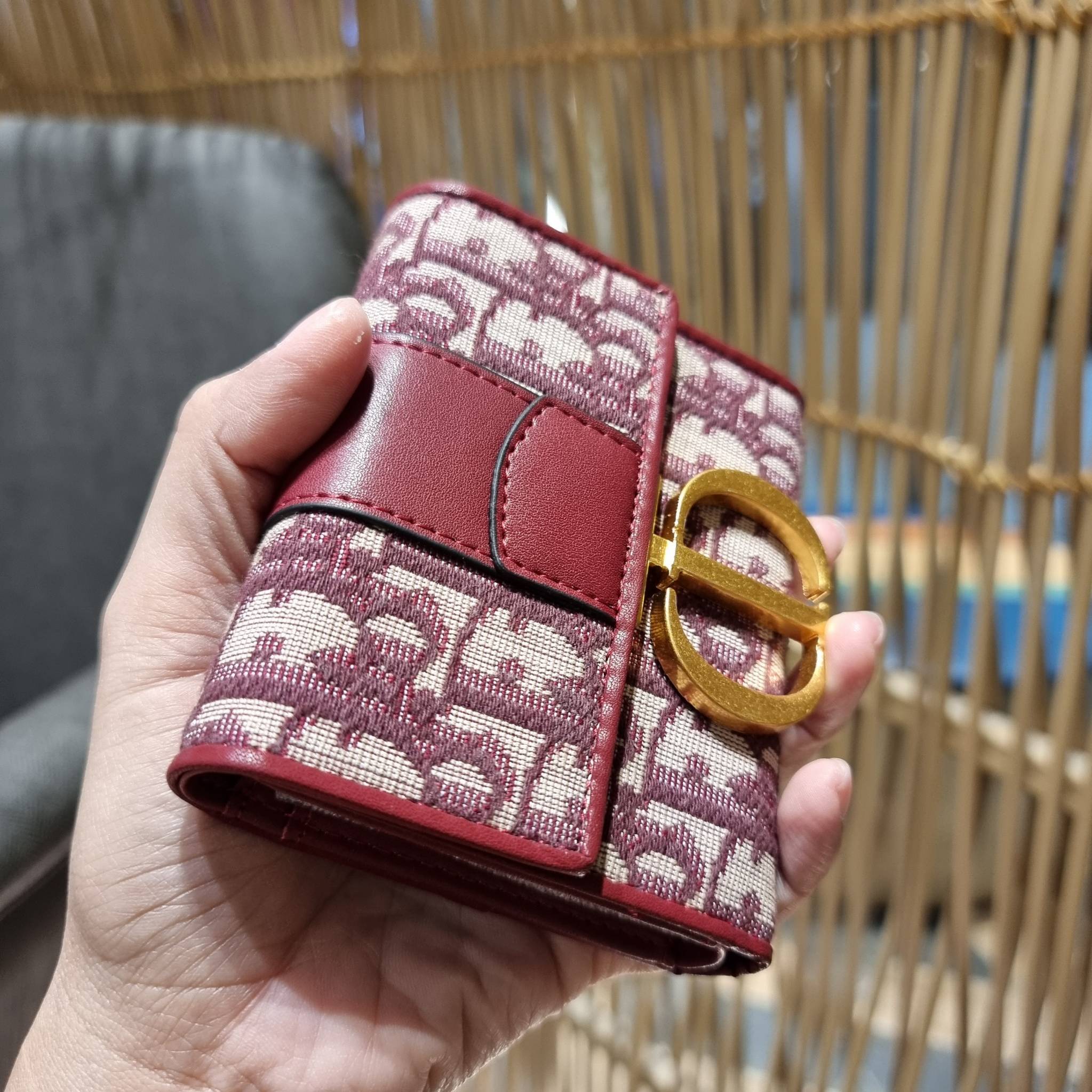 VIP 】CD TRIFOLD WALLET WITH GWP ที่สุดของความคลาสสิค กระเป๋าสตางค์ใบสั้นแบบพับ พรีเมี่ยมกิ๊ฟจากเคาน์เตอร์ วัสดุผ้าแคนวาสปักลาย สลับหนังแท้ภายใน โลโก้สีทองเหลือง สวยวินเทจ โดดเด่นเป็นเอกลักษณ์ ภายในมีช่องใส่บัตร ใส่ธนบัตร ใส่เหรียญได้ คัดมาให้แบบปังๆ ต้องจ