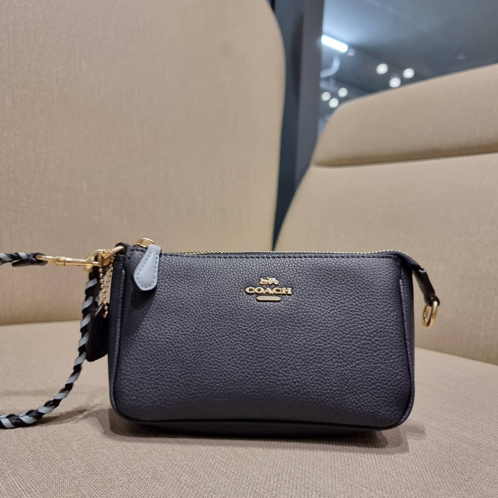 COACH C4233 NOLITA 19 WITH WHIPSTITCH คอลเลคชั่น rare item น่ารักน่าใช้ ในสไตล์คลาสสิค กระเป๋าทรงพอชขนาดมินิ ที่สามารถสะพายไหล่ และกึ่งคล้องมือใช้ได้ 2 สไตล์ ปรับสายให้มาเกี่ยวฝั่งเดียวเพื่อใช้เป็นคล้องมือ หรือปรับเกี่ยวอีกฝั่งใช้คล้องแขน คล้องไหล่ก็เก๋มา