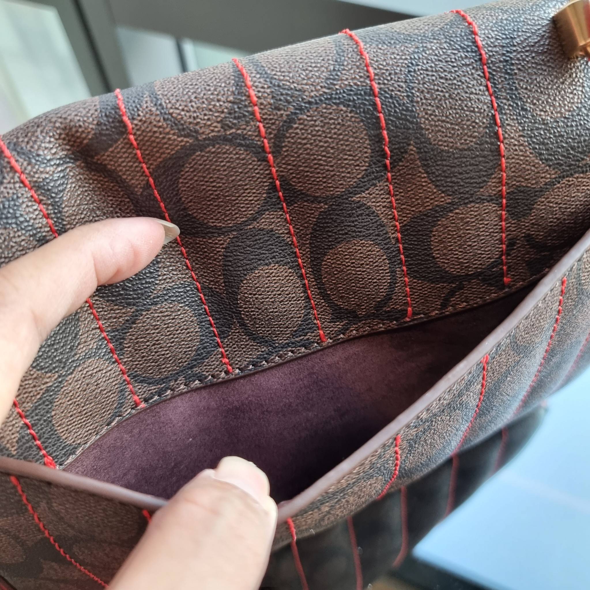 OUTLET 】COACH C5645 MARLIE TOP HANDLE SATCHEL IN SIGNATURE CANVAS WITH QUILTING ดีไซน์ใหม่ กระเป๋าถือ/สะพายข้าง ออกแบบมาไม่เหมือนใคร โดดเด่นด้วยการเย็บบุหนัง โชว์ดีเทลลายเส้น ตกแต่งโลโก้ด้านข้างอะไหล่ทอง วัสดุหนังแคนวาสสลับหนังแท้ เปิด-ปิดด้วยตัวล็อคแน่นห