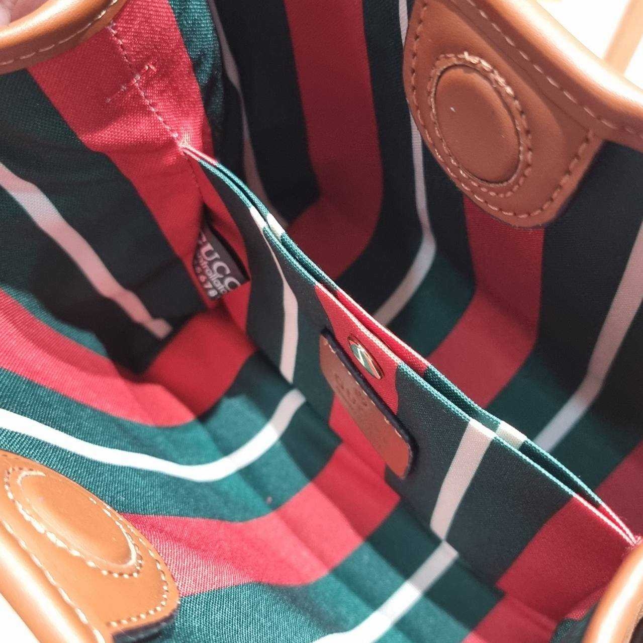 GUCCI GG Emblem mini bucket bag ดีไซน์คลาสสิคคงความเอกลักษณ์ กับรูปแบบใหม่กระเป๋าถือ/สะพายทรงบัคเก็ต ขนาดกำลังน่าใช้มากๆ