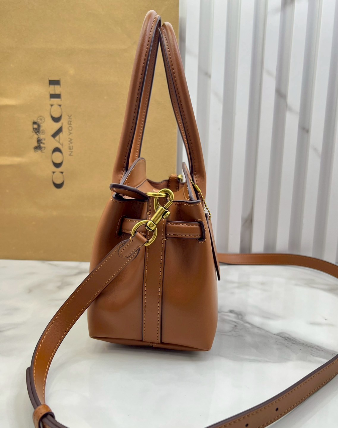 ORI หนังแท้ | Coach Soft Empire Carryall Bag 28 กระเป๋าสะพายทรงโฮโบ รุ่นใหม่ล่าสุด ดีไซน์เรียบง่าย สะพายไปคาเฟ่ ไปเที่ยวถ่ายรูปสวยๆ คือเหมาะสุดๆ หูสะพายยาว พอดีไหล่ ภายในแบ่งสัดส่วนไว้ดี ใบจริงหนังสวยมากๆ