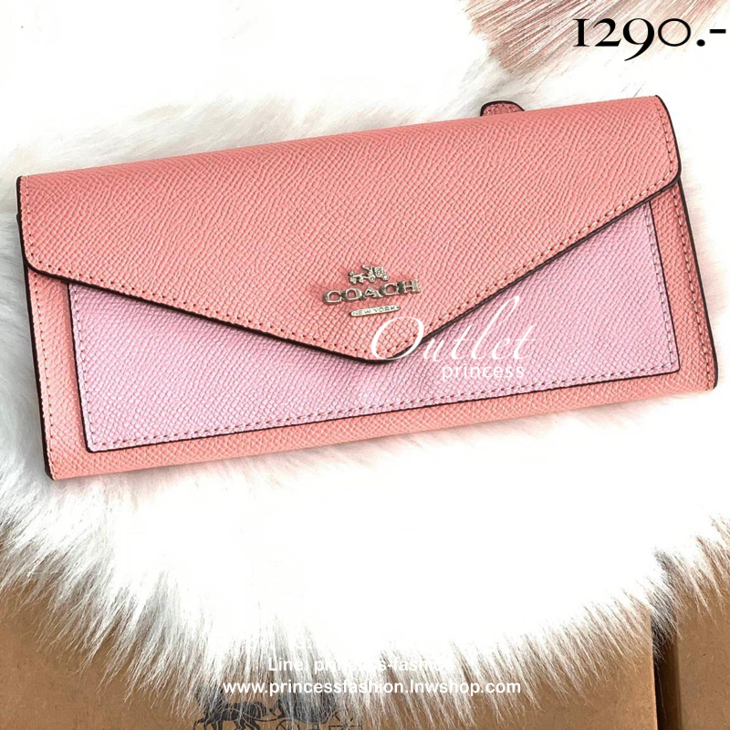 COACH 12122 SOFT WALLET กระเป๋าเงินใบยาว วัสดุ pvc แบบฝาปิดกระดุม ภายในมีช่องด้านหน้าหนึ่งช่อง;ช่องใส่ธนบัตร2ช่อง;มีช่องเสียบบัตรได้ 8ช่องค่ะ และด้านหลังมีช่องซิปสำหรับใส่เหรียญนะคะ สีสวย ใบกำลังดี พร้อมส่งในราคาน่ารักด้วยค่ะ