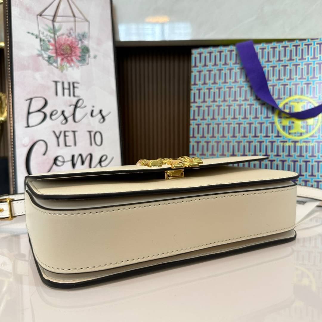 TORY BURCH ELEANOR SMALL LONG CONVERTIBLE SHOULDER กระเป๋าสะพายทรงยาว E/W Eleanor Convertible สูดหรู ดูแพง หนังแท้ เรียบสวยหรู โดดเด่นด้วยป้ายโลโก้สีทอง ลาย Double T อันเป็นเอกลักษณ์ ภายในช่องโล่งกว้างสามารถใส่โทรศัพท์ได้ทุกรุ่น สามารถใส่กระเป๋าสตางค์ใบยา
