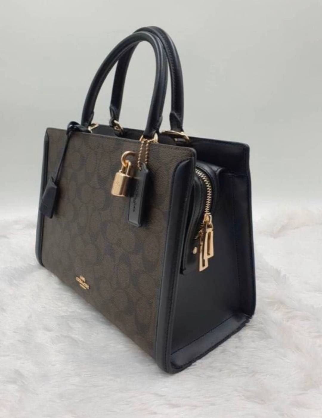 COACH ZOE CARRYALL IN SIGNATURE CANVAS เดอะเบสท์แห่งปี ต้องยกให้พี่คนสวยใบนี้เลย!! รุ่นที่สาวๆตามหา หายากอีกหนึ่ง กระเป๋าถือ/สะพายทรงสวย คลาสสิค ใบใหญ่จุคุ้ม มีดีเทลน่ารักๆที่แม่กุญแจ สามารถล็อคหัวซิปได้ กุญแจซ่อนในพวงหนังห้อยก็น่ารักไปอีก ภายในโล่งกว้าง 