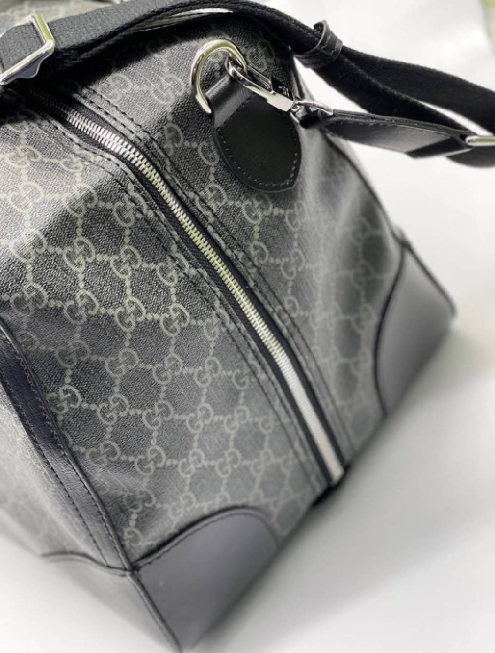 GUCCI Duffle bag with Interlocking G เกรดออริจินอล กระเป๋าใบใหญ่จุใจ 16" ใส่สัมภาระขึ้นเครื่องเดินทางได้ ใส่เสื้อผ้า รองเท้า เอกสาร A4 iPad Notebookได้ หูจับแข็งแรง สายสะพายยาวถอดออกได้ สะพายไหล่หรือ Crossbody ก็ดูดี ใช้ได้ทั้งชายหญิง ภาพถ่ายสินค้าจร