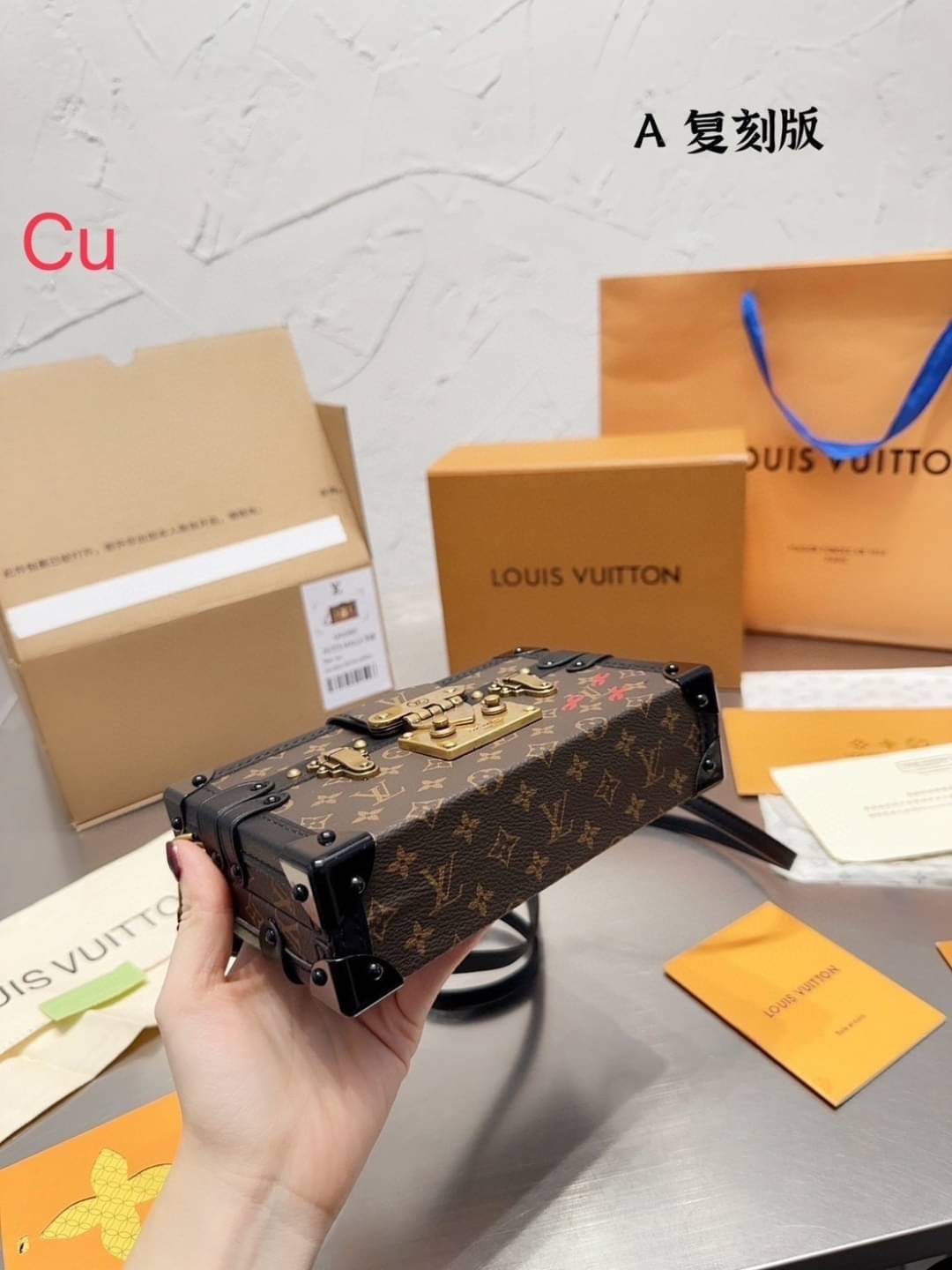 LV Petite Malle Monogram Canvas Bag กระเป๋าทรงกล่องสุดไอคอนนิค สวยมีเสน่ห์ ถือเป็นคลัชเก๋ๆ หรือสะพายข้างชิคๆ พร้อมตอบรับได้ทุกลุค ทุกสไตล์ไปเลยจ้า