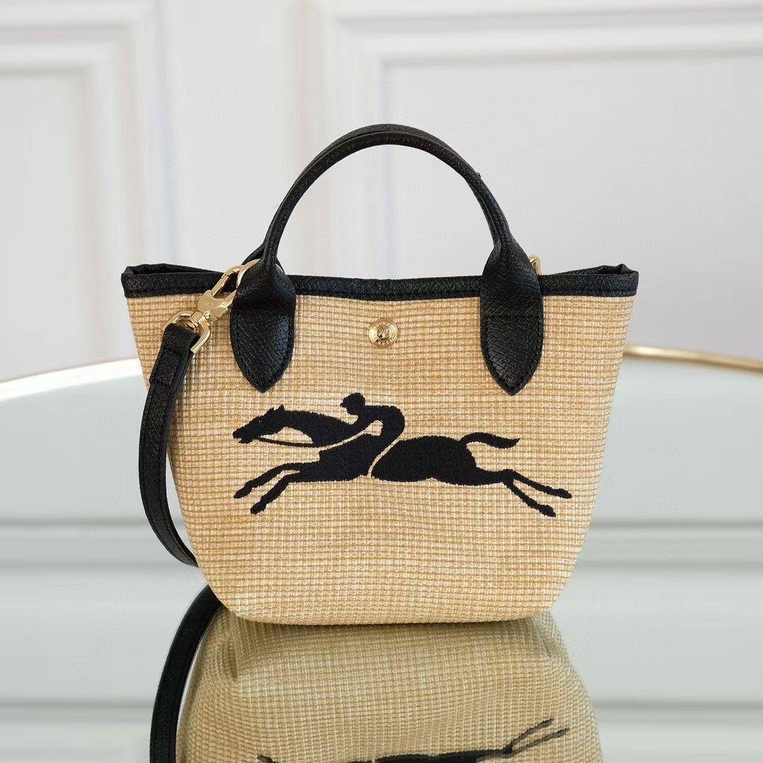 Longchamp Le Pliage Paris-St Tropez Handtasche มาแร้ววววใหม่ล่าสุดนุ้งมินิ ตัลร๊ากกก วัสดุสาน ด้านหน้าปักโลโก้ม้าอันเป็นสัญลักษณ์ของแบรนด์ ทนทานแข็งแรง ใบมินิ น้ำหนักเบา จุของได้เยอะ ใส่กระเป๋าตังค์ โทรศัพท์ iphone+ ได้ ภายในโล่ง มีสายสะพายไหล่ Crossbody 