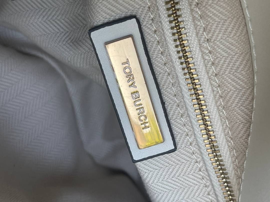 Large : Tory Burch Kira Chevron Quilted Convertible Leather Crossbody Bag เป็นกระเป๋าที่ใช้ในการออกงานสำคัญหรือวันที่มีปาร์ตี้สังสรรค์ คุณควรเลือกใช้กระเป๋าที่มีดีไซน์สะดุดตา เพราะจะช่วยยกระดับและเพิ่มเสน่ห์ให้กับตัวคุณเองมากยิ่งขึ้น หากเป็นงานทางการ เช่น