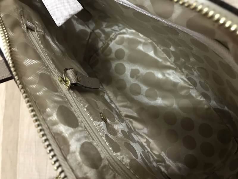 Kate Spade New York Cedar steet Harmony Body Bag กระเป๋าถือหรือสะพาย หนัง Saffiano ความยาวสายโซ่ต่อหนัง100cm. ถอดออกได้ ความสูงของหูจับ14cm ภายในมีช่องซิปและช่องเล็ก มีหมุดรองฐานกันรอย 4 มุม อะไหล่ทองทั้งใบ ขนาดกำลังดี ใส่ของจุกจิก มินิไอแพคได้ค่ะ