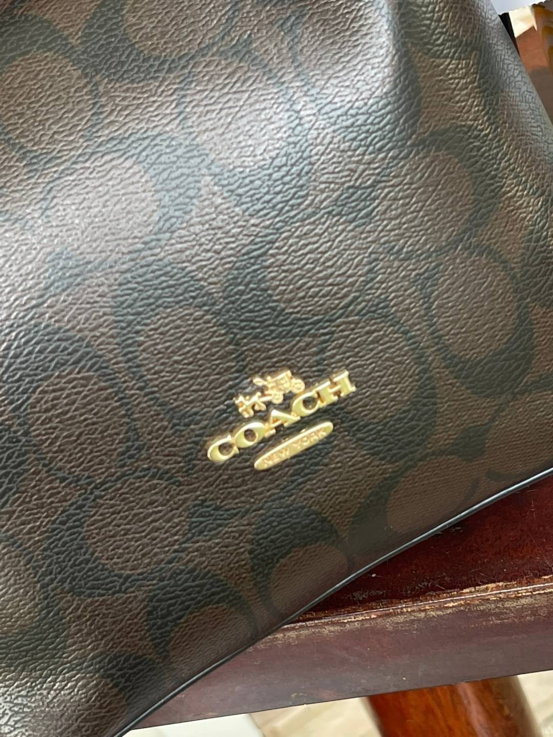 Coach Lena Crossbody Signature Bucket Bag กระเป๋าสะพายไหล่สุดคลาสสิกรุ่นนี้ เป็นรูปทรงถัง ที่สามารถจุของได้กำลังดี สำหรับสาวๆสายแฟชั่นที่ชอบรายละเอียดชิคๆ ดีไซน์เก๋ ด้วยรูปทรงของกระเป๋าที่ออกแบบมาให้ฐานเป็นรูปสี่เหลี่ยมทำให้กระเป๋ายังคงรูปทรงได้ง่าย มีสาย