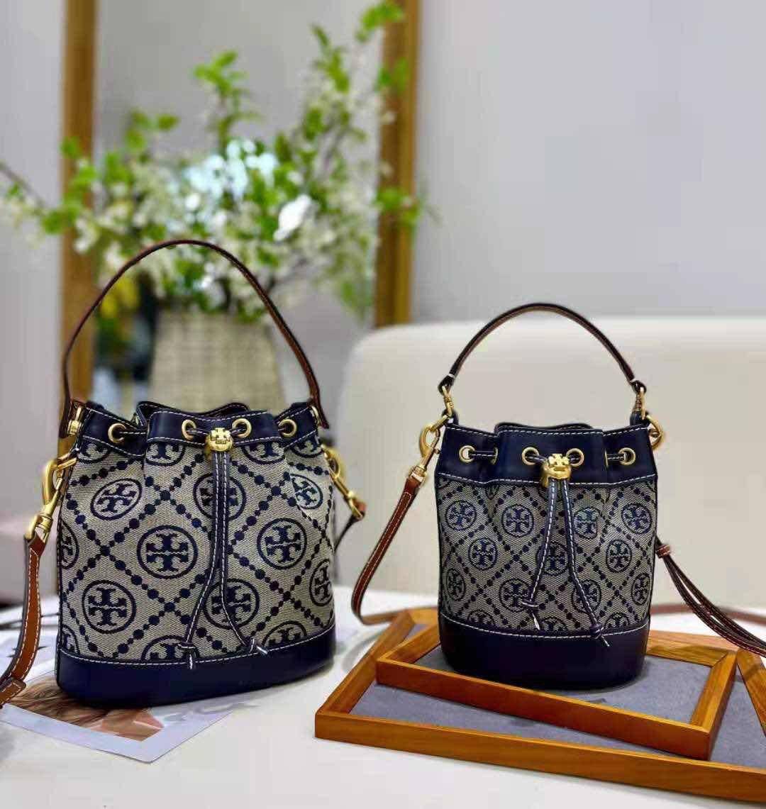 ของแท้ 💯% 】Tory Burch Monogram Jacquard Mini Bucket Bag กระเป๋าถือหรือสะพายไหล่ วัสดุผ้า Canvas โลโก้ Jacquard ทรงถัง ตั้งอยู่ทรง กระเป๋าปักลายแบรนด์ สวยหรู