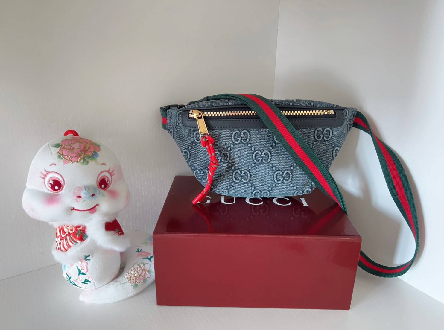 GUCCI GG DENIM BELT BAG ล่าสุดสวยมากๆ รุ่นนี้ใช้ได้ทั้งชายหญิง วัสดุเดนิมอย่างดีลายGแบบ3Dสวยมากๆค่ะ อะไหล่ซิปทองห้อยเชือกสีแดงโดดเด่น ซื้อใช้คู่กับแฟนยิ่งสวยค่าา
