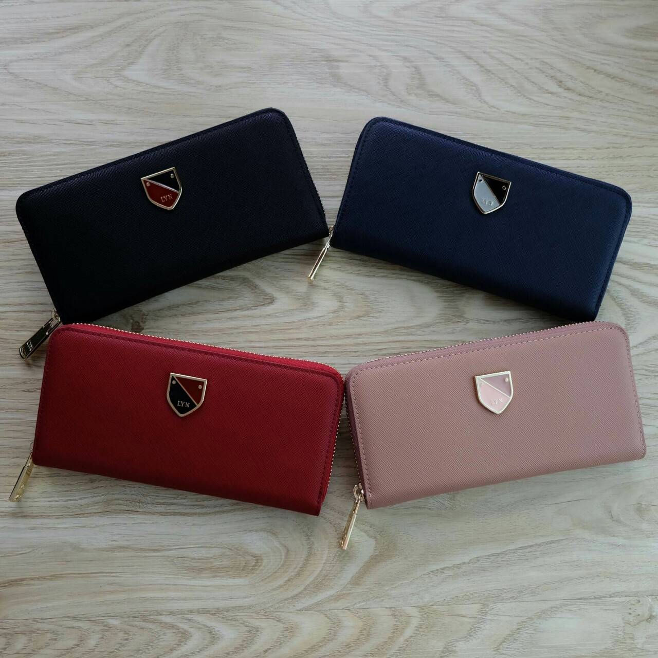 LYN Long Wallet กระเป๋าสตางค์ใบยาว วัสดุหนังลาย Saffiano - ตัวกระเป๋าเปิด - ปิดด้วยซิปรอบ - ภายในมีช่องใส่บัตรหลายช่อง มีช่องใส่ธนบัตร และช่องซิปใส่เหรียญค่ะ