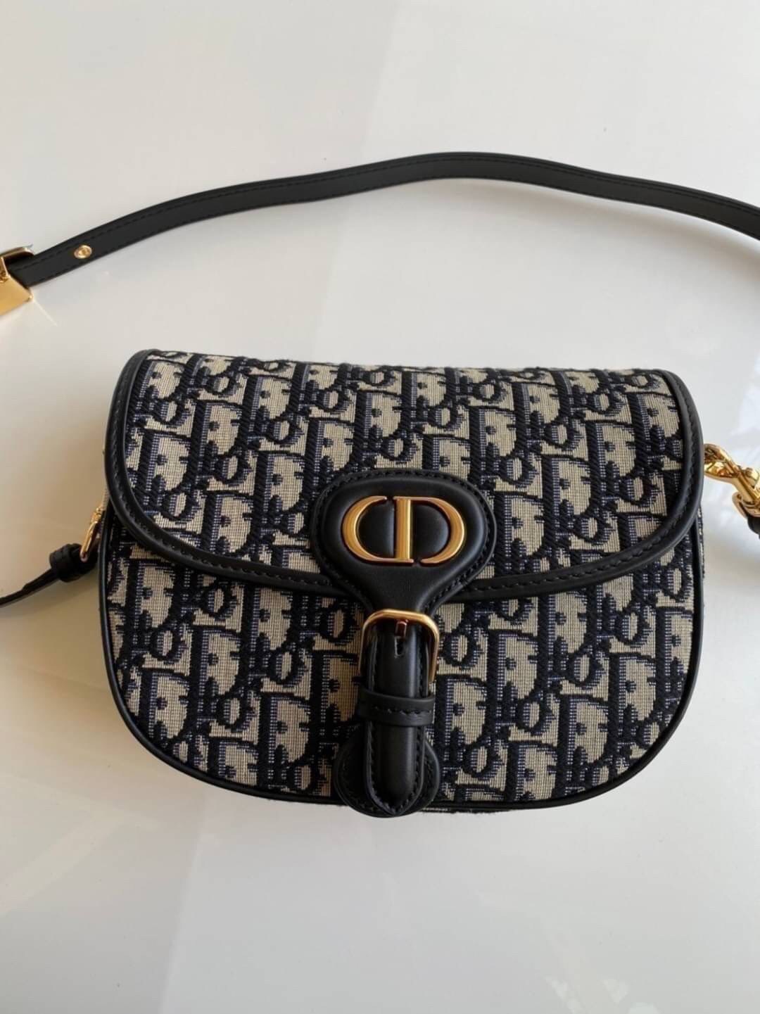 VIP GIFT CHRISTIAN DIOR MEDIUM DIOR BOBBY BAG เรียบหรู ดูดี ก็ต้องไอเท็มนี้ไม่อยากให้พลาด!! สะพายหนังสุดคลาสสิก สวยหรูดูแพงมากๆ สวยเลิศ ใบจริงน่าใช้เกินเบอร์มากจริงๆ งานเลิศๆในราคาสุดคุ้มสาวๆ must have จ้า!! ภาพถ่ายจากสินค้าจริง! สวยมาก พร้อมส่งที่ไทยราคา