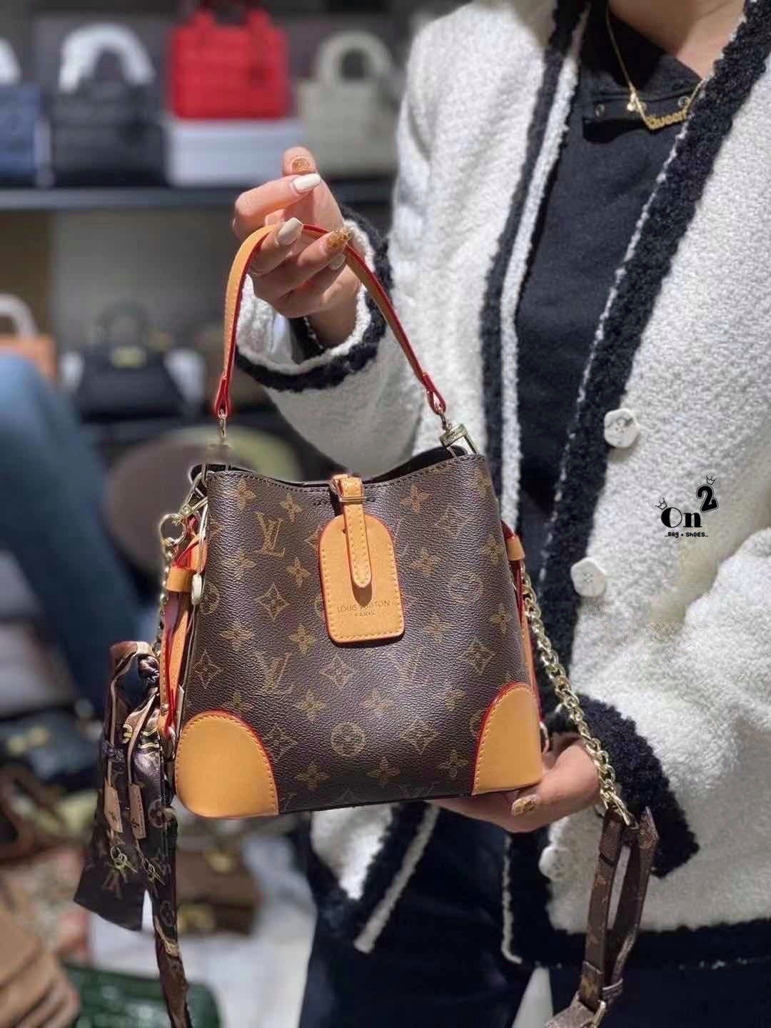 LV NeoNoe Monogram กระเป๋าสะพายทรงหรูหรา มีสไตล์ เป็นเอกลักษณ์ลงตัวสมบูรณ์แบบ จุของได้เยอะมาก ใบจริงสวยมากกกก ได้สวยก่อนใคร ต้องจัดแล้วจ้า พร้อมส่งความสวยที่นี่ ที่เดียว!!